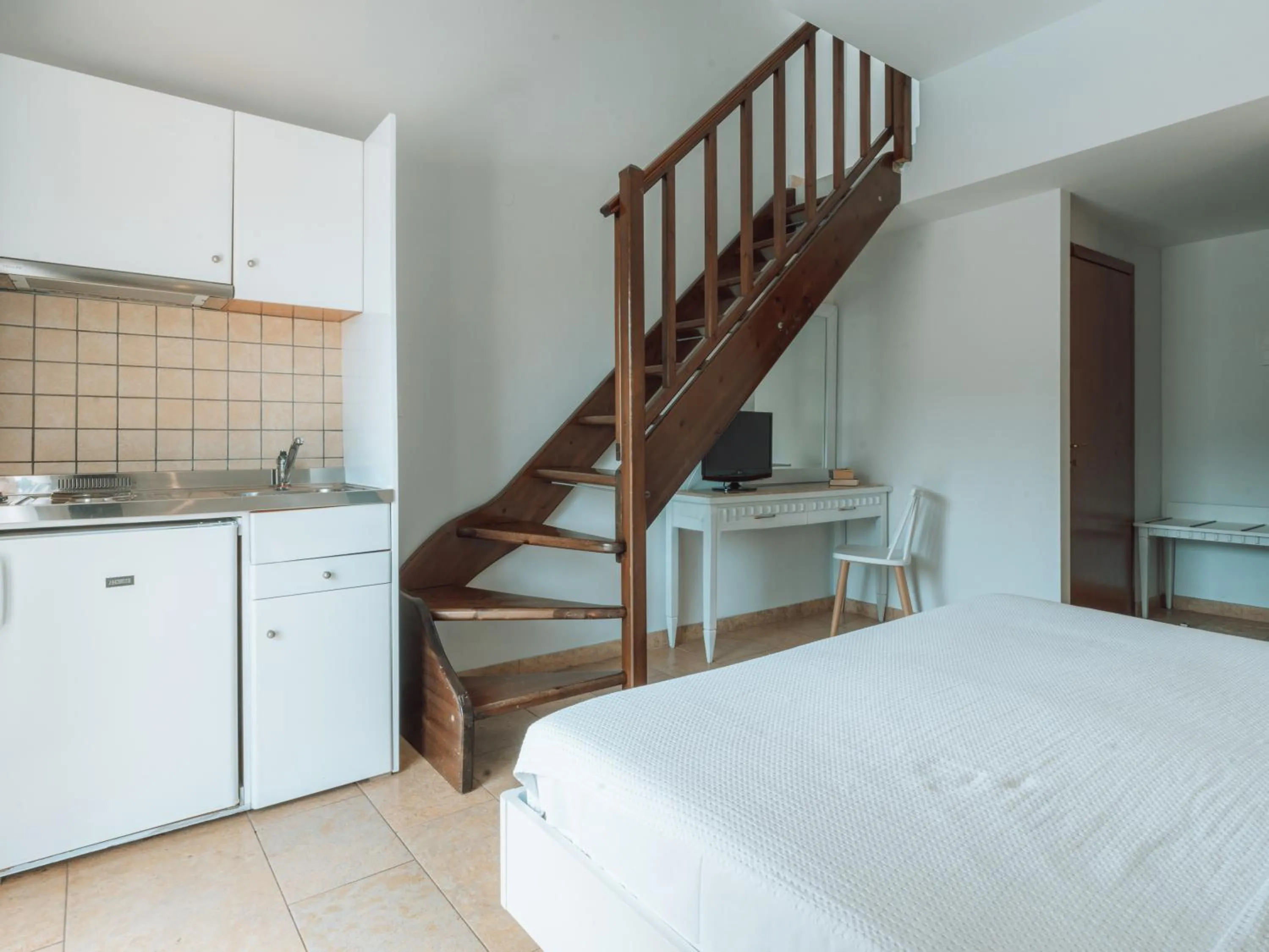 Bedroom, Bed in Dracos Hotel