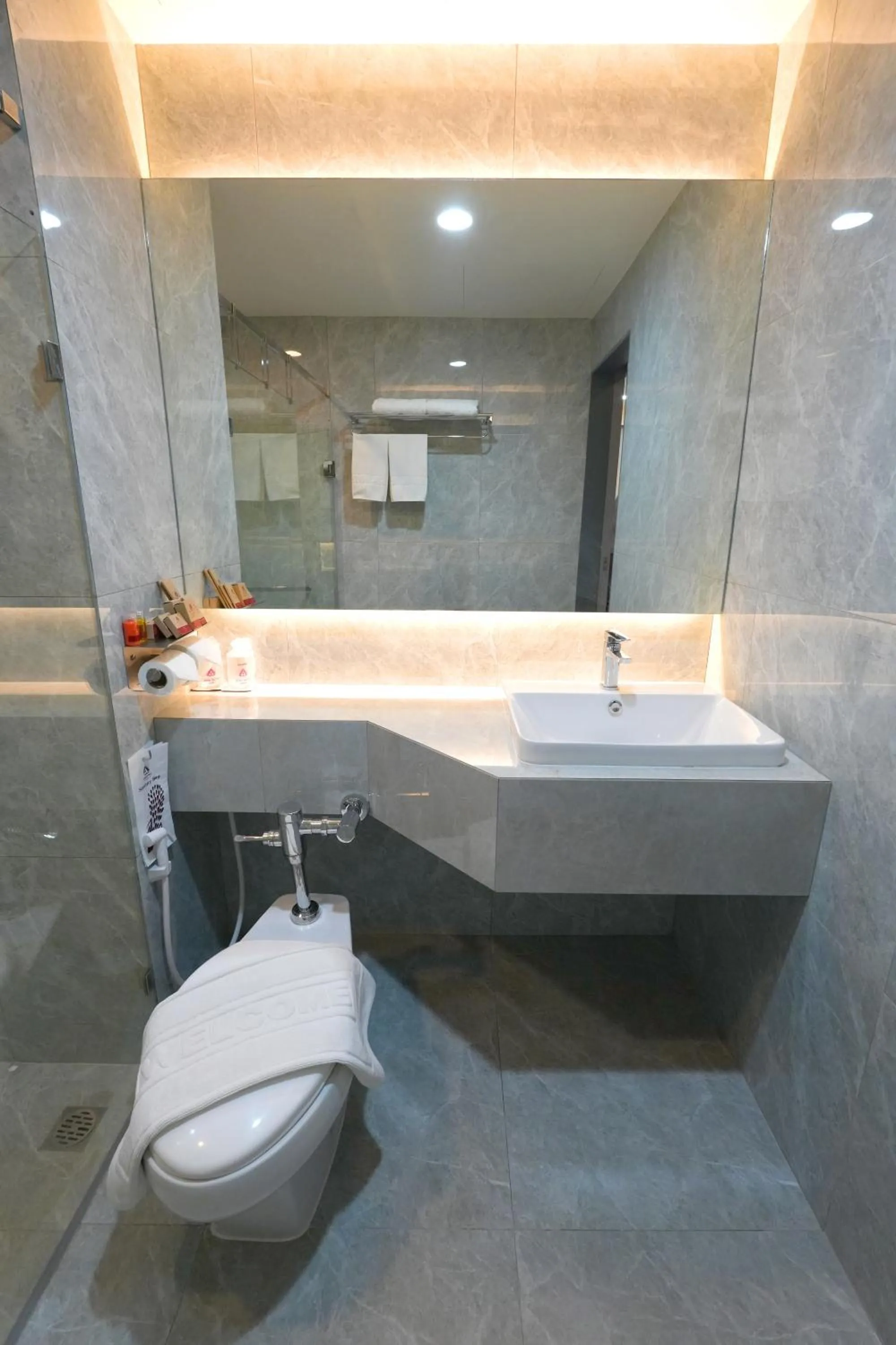 Bathroom in Asia Airport Hotel