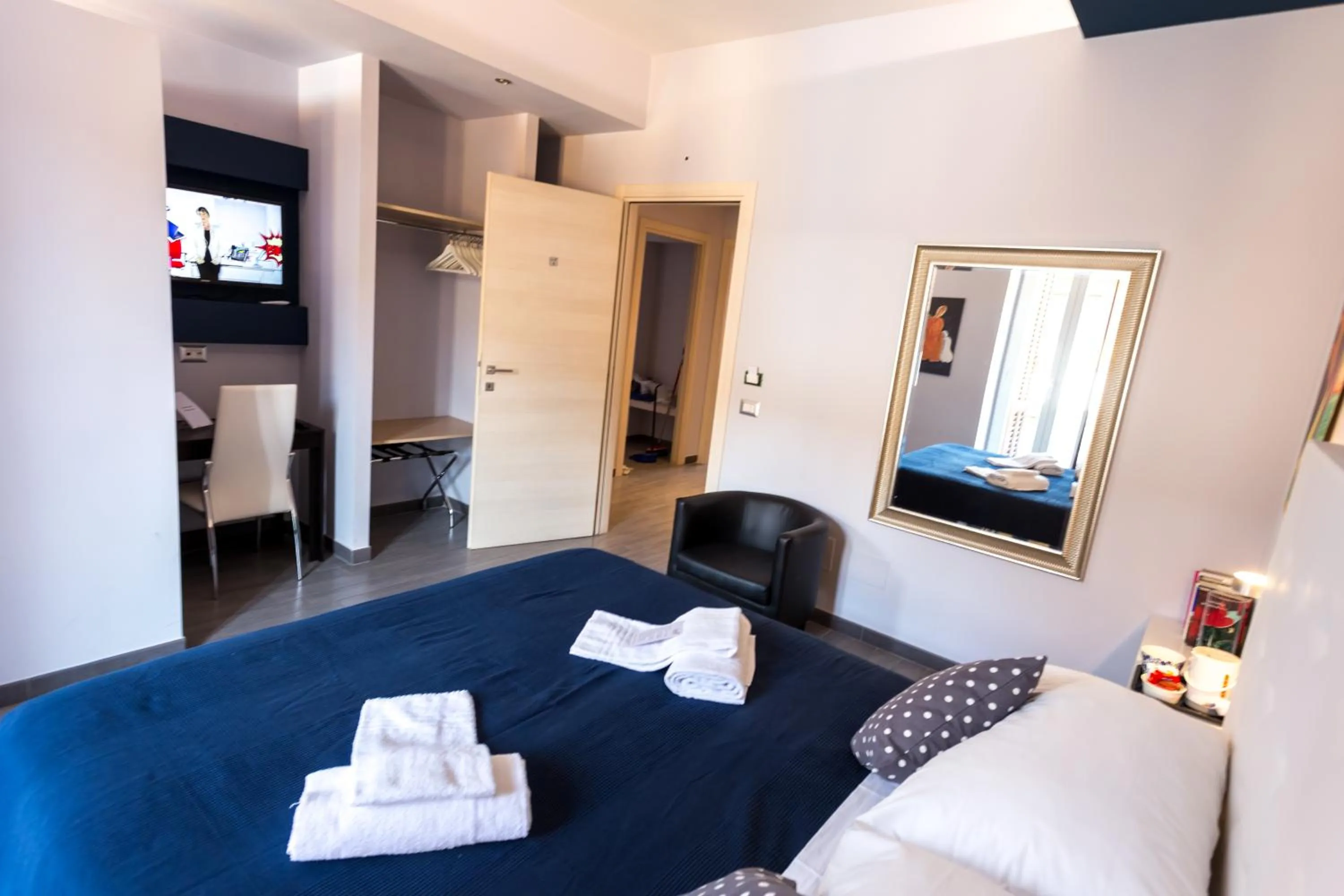 Photo of the whole room, Bed in B&B Home 77