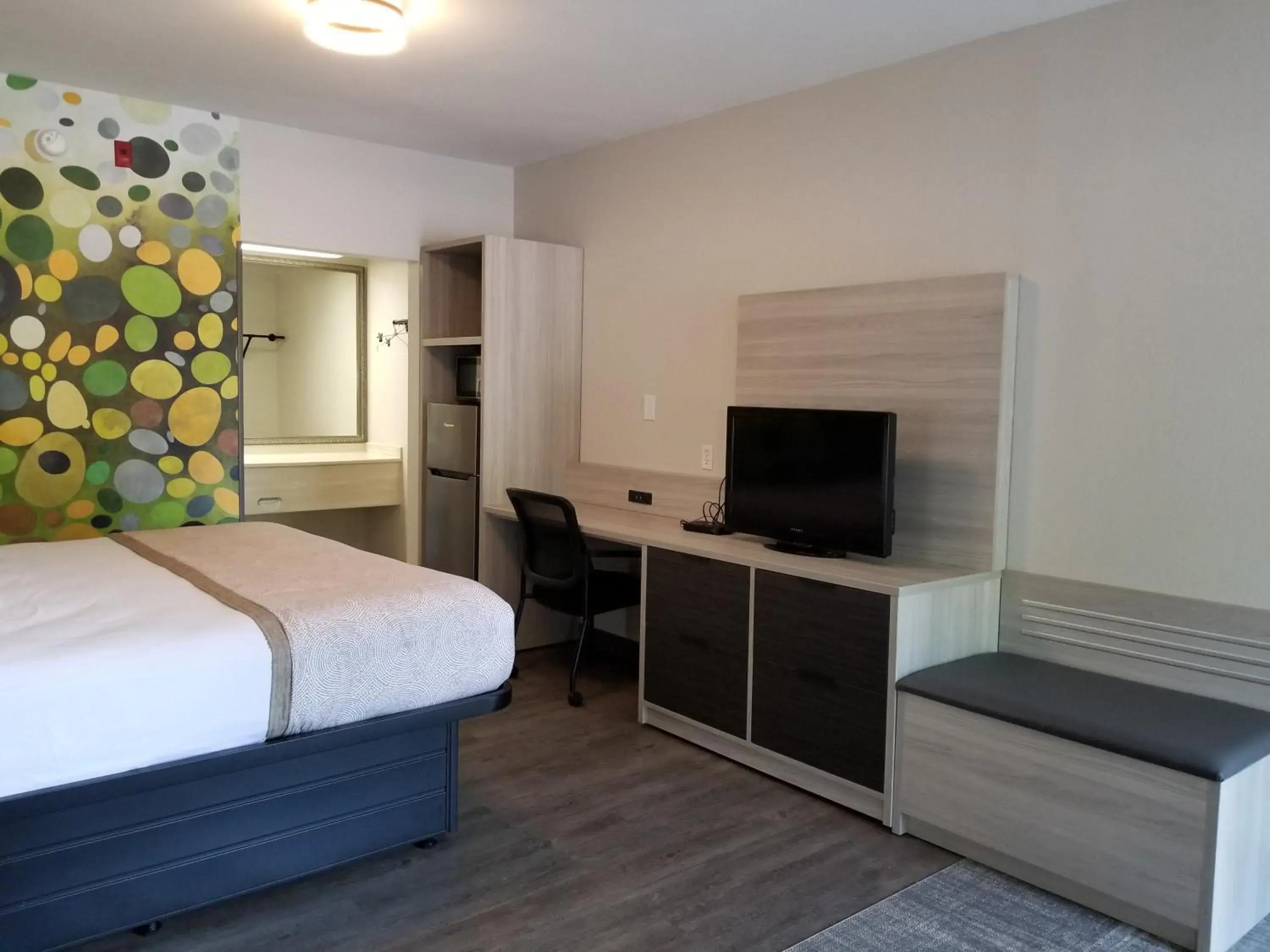 Bedroom, TV/Entertainment Center in The Bradford Hotel, Ascend Hotel Collection