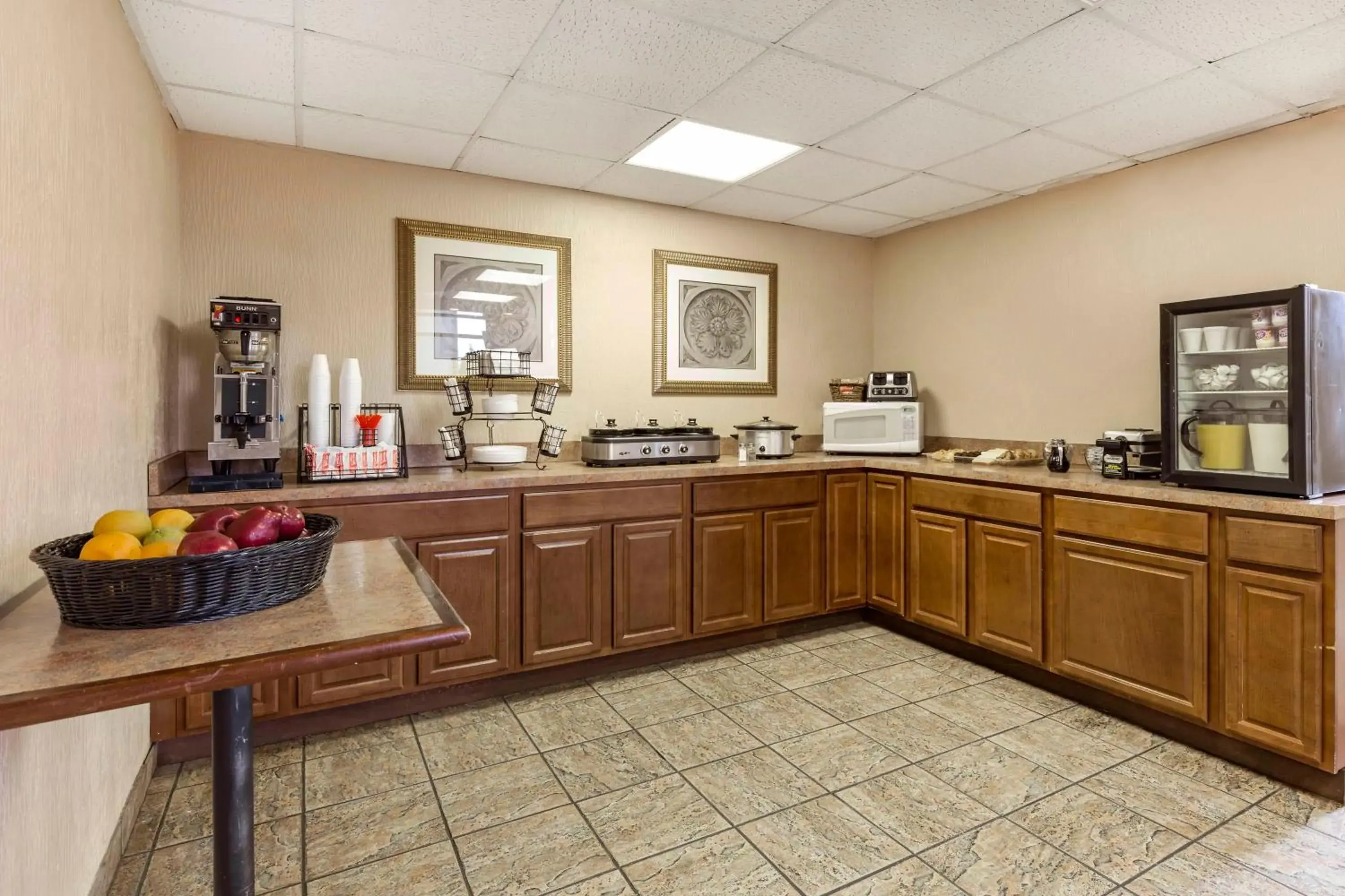 Continental breakfast, Kitchen/Kitchenette in The Bradford Hotel, Ascend Hotel Collection