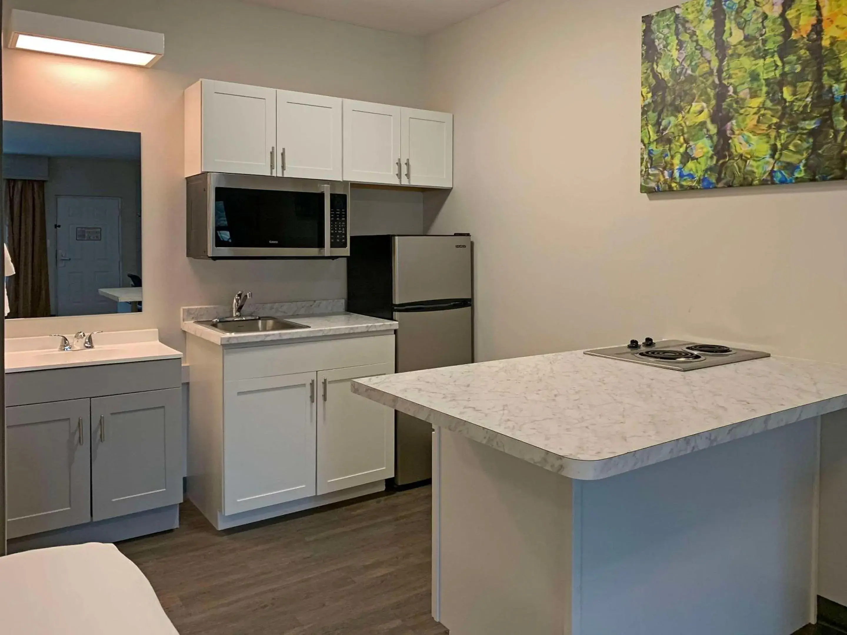 Bedroom, Kitchen/Kitchenette in The Bradford Hotel, Ascend Hotel Collection