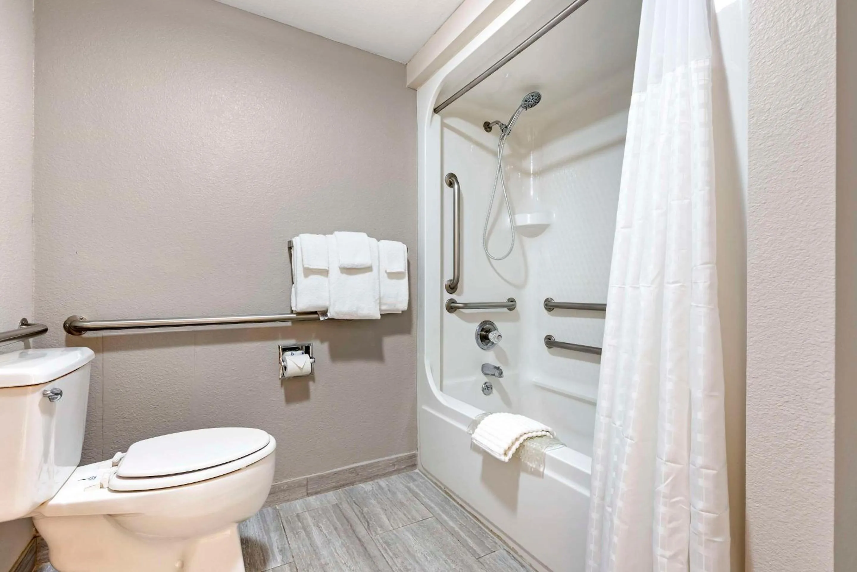 King Room with Tub - Disability Access/Non Smoking/Exterior Hall in The Bradford Hotel, Ascend Hotel Collection