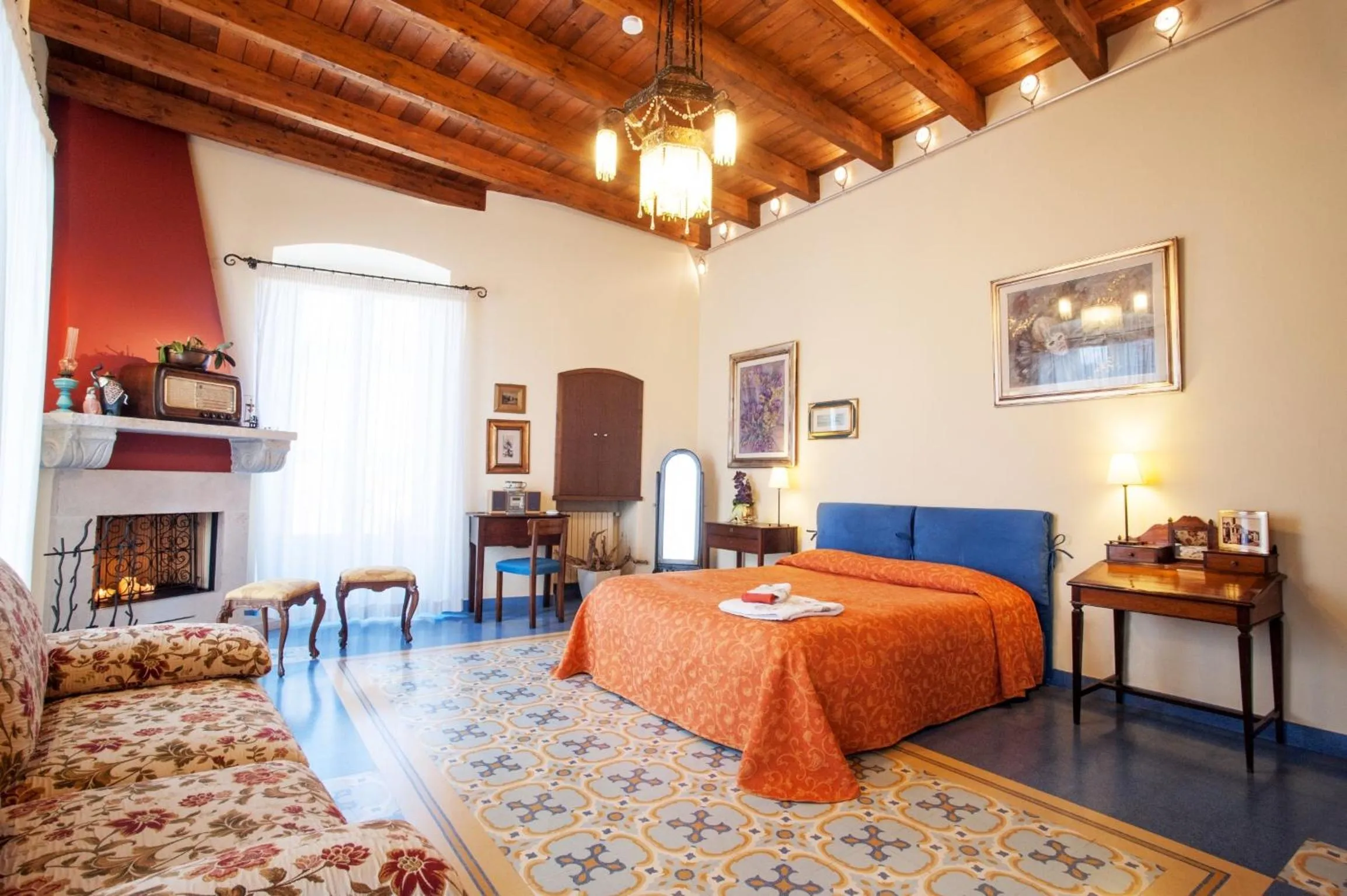 Photo of the whole room, Bed in VinsLounge Suite