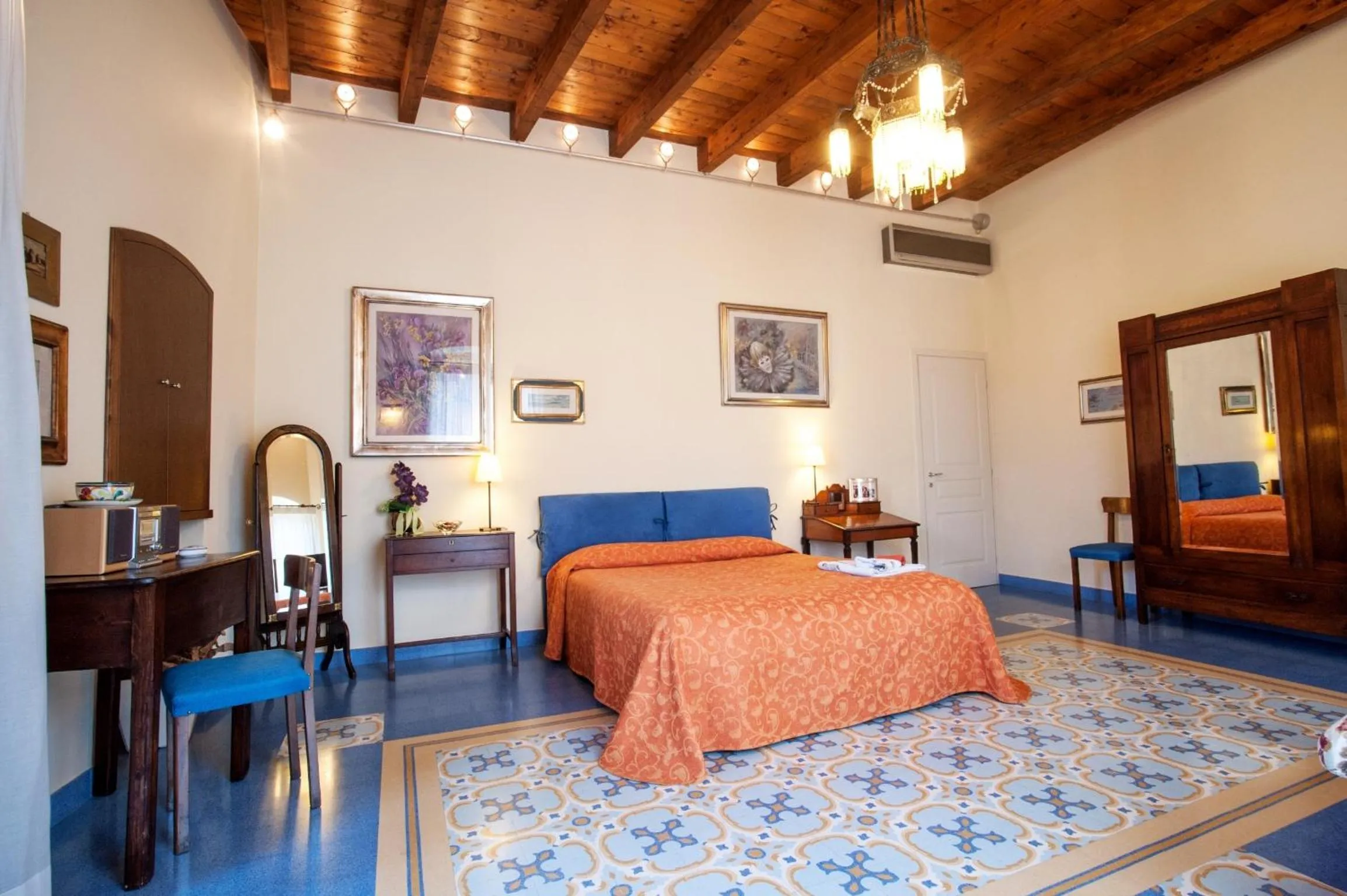 Photo of the whole room, Bed in VinsLounge Suite