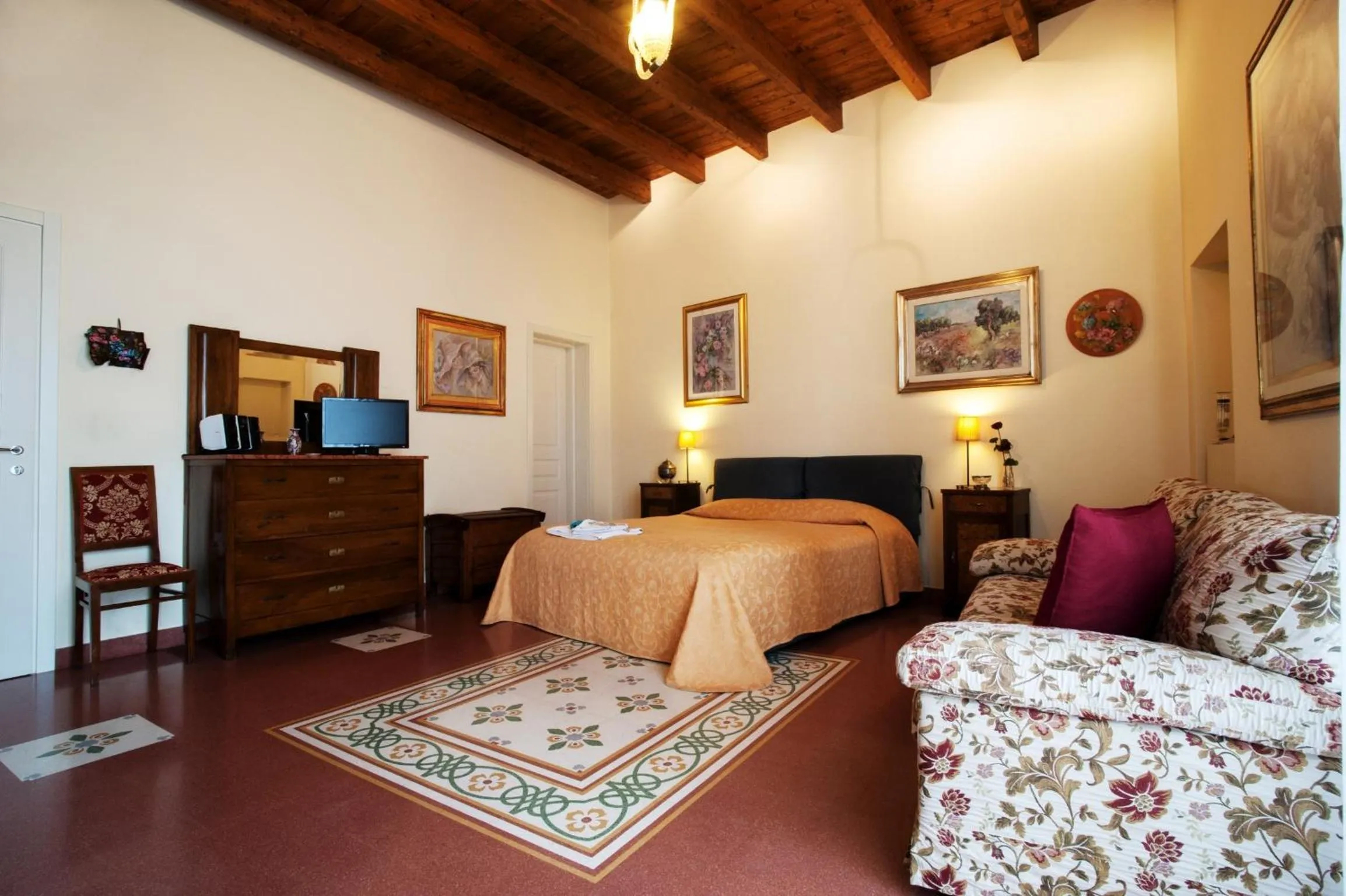 Photo of the whole room, Bed in VinsLounge Suite