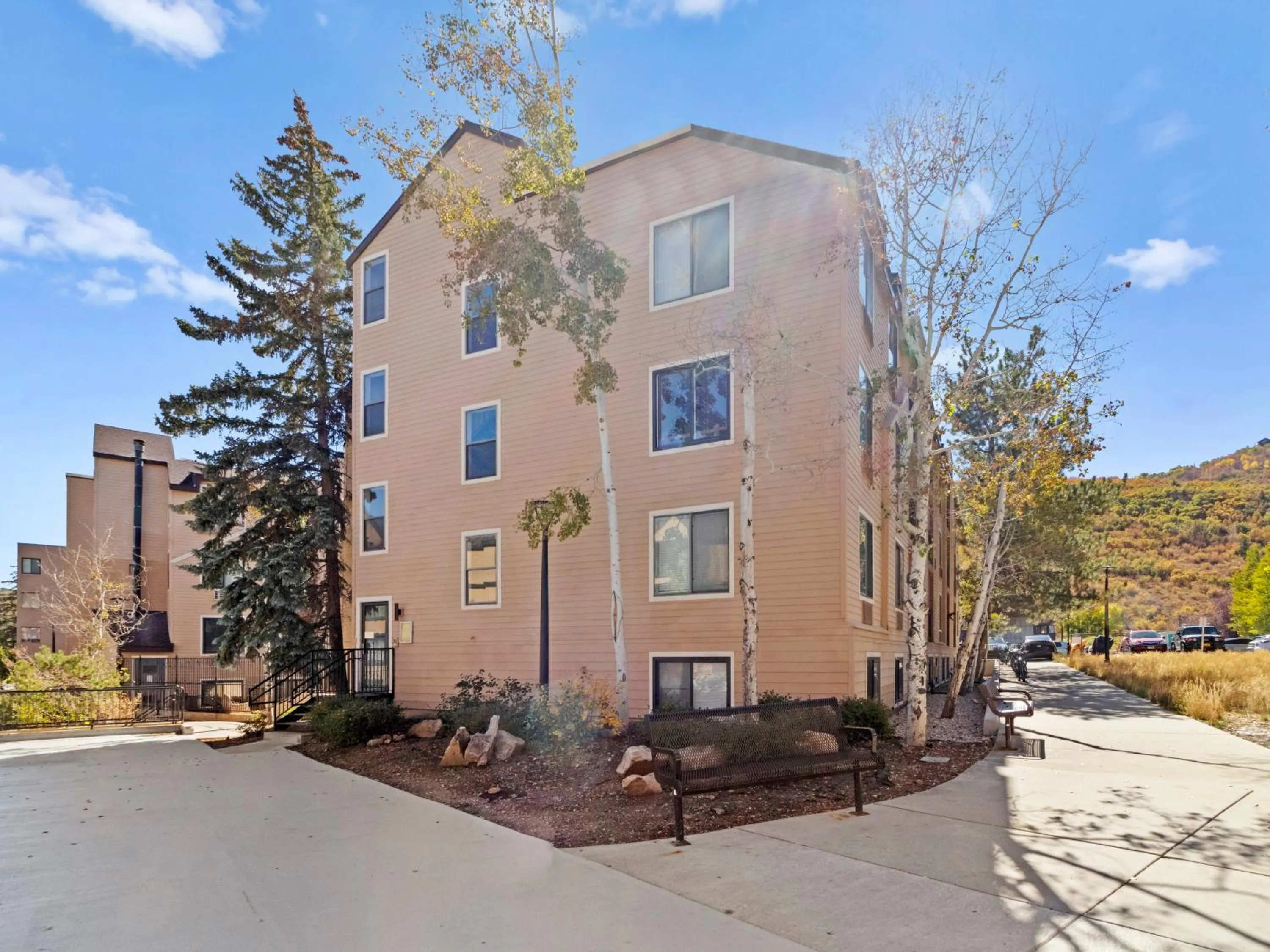 Property building in Carriage House Condominiums by All Seasons Resort Lodging
