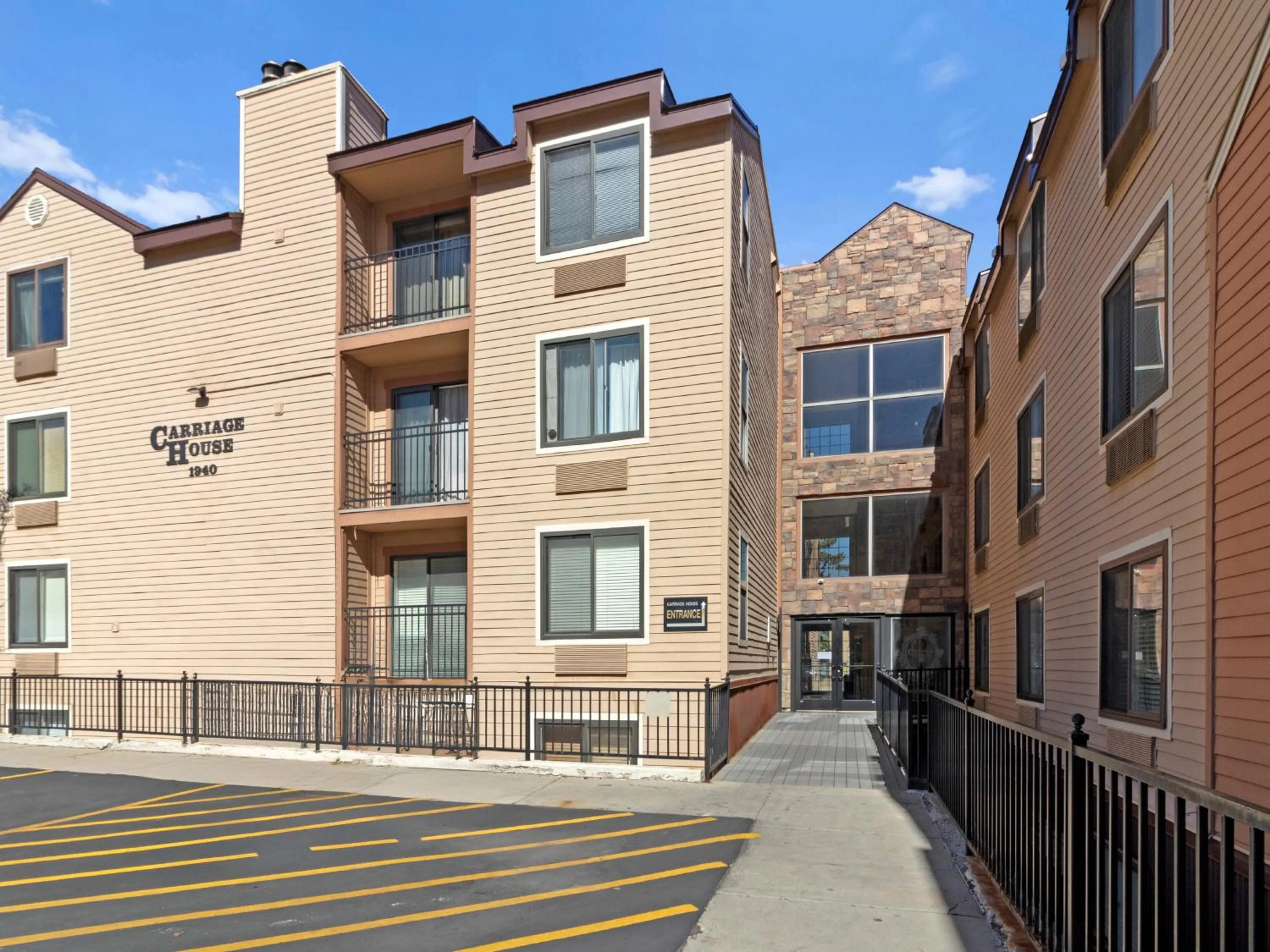 Property building in Carriage House Condominiums by All Seasons Resort Lodging