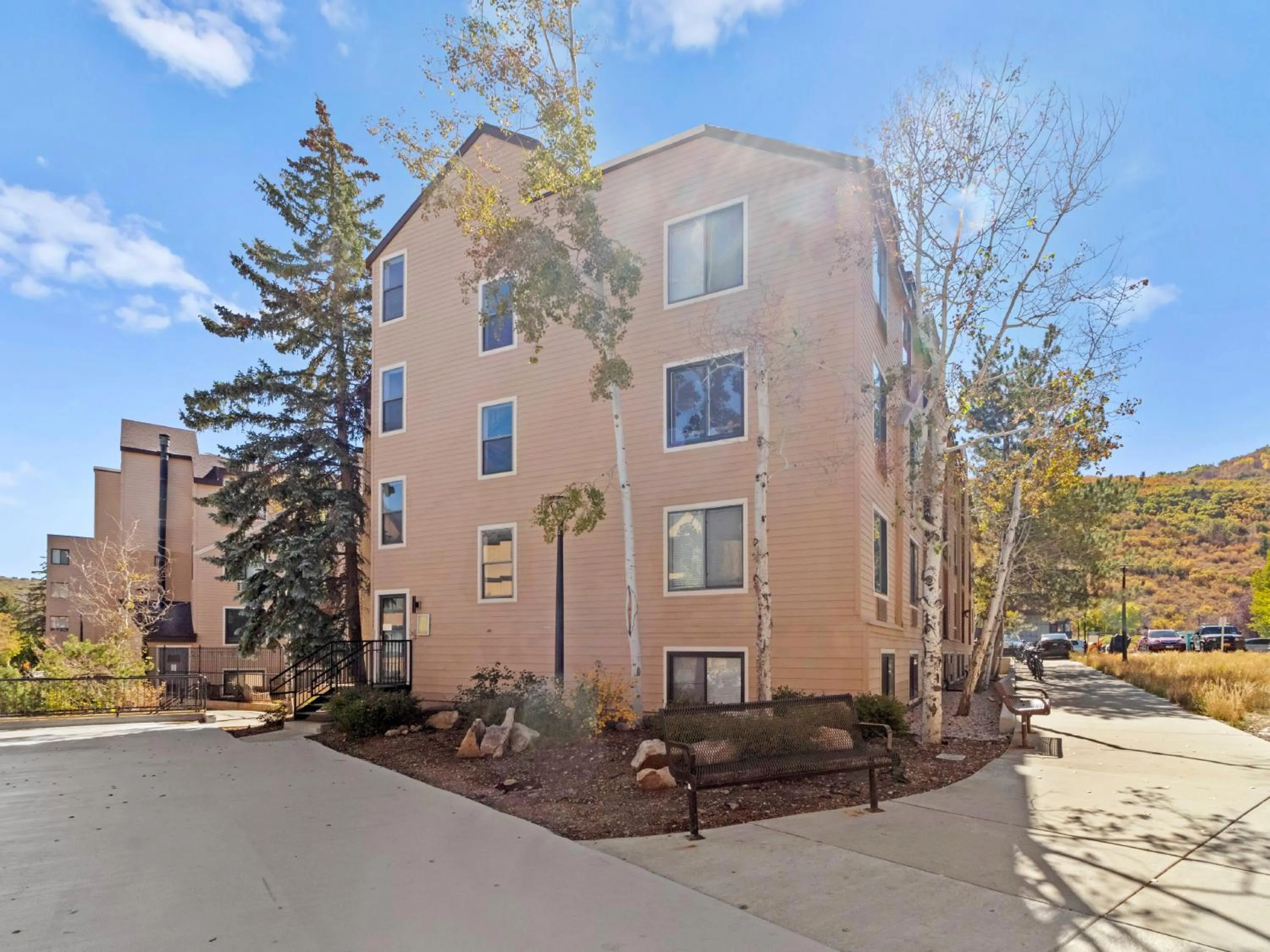 Property building in Carriage House Condominiums by All Seasons Resort Lodging