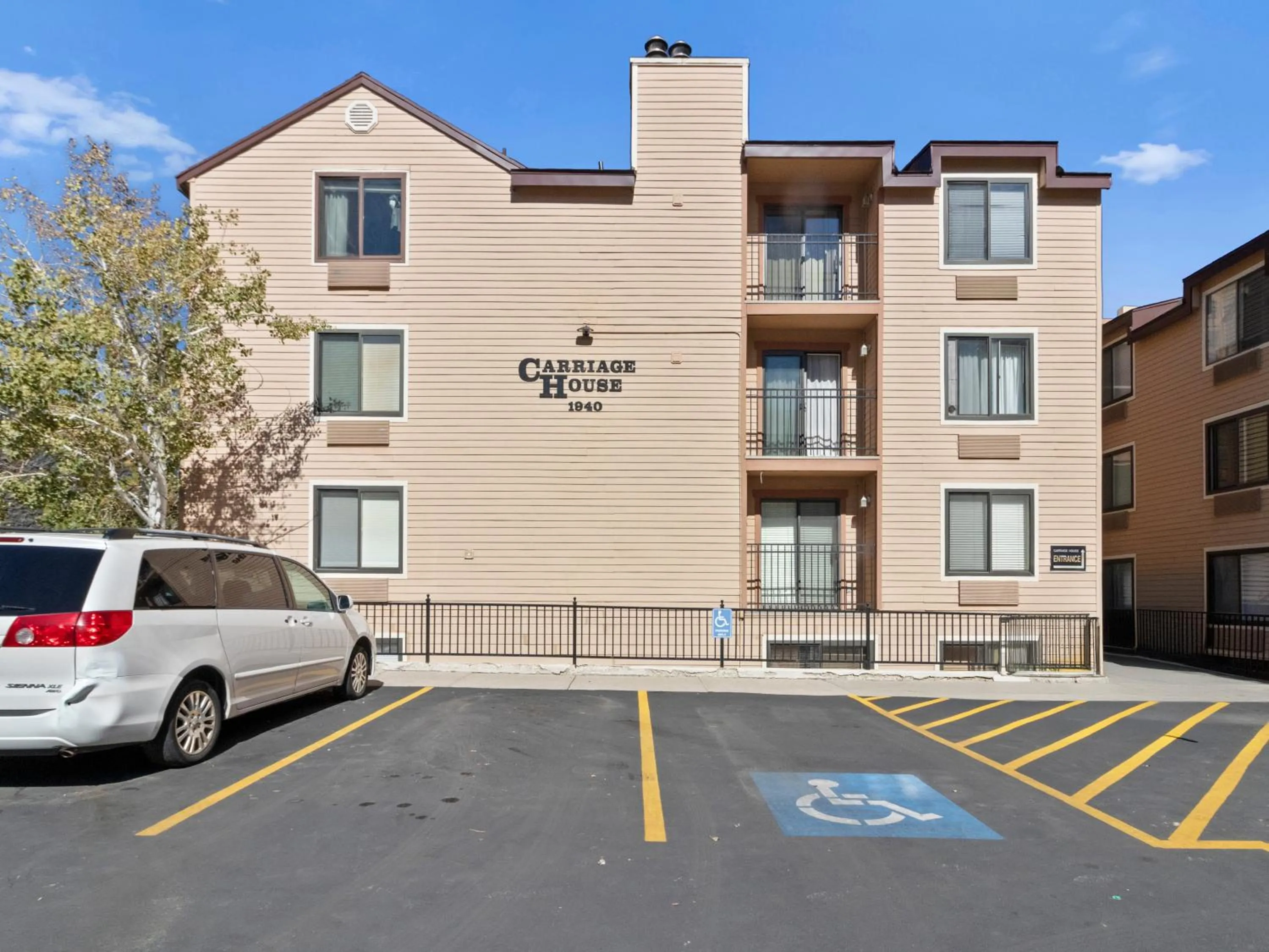 Property building in Carriage House Condominiums by All Seasons Resort Lodging