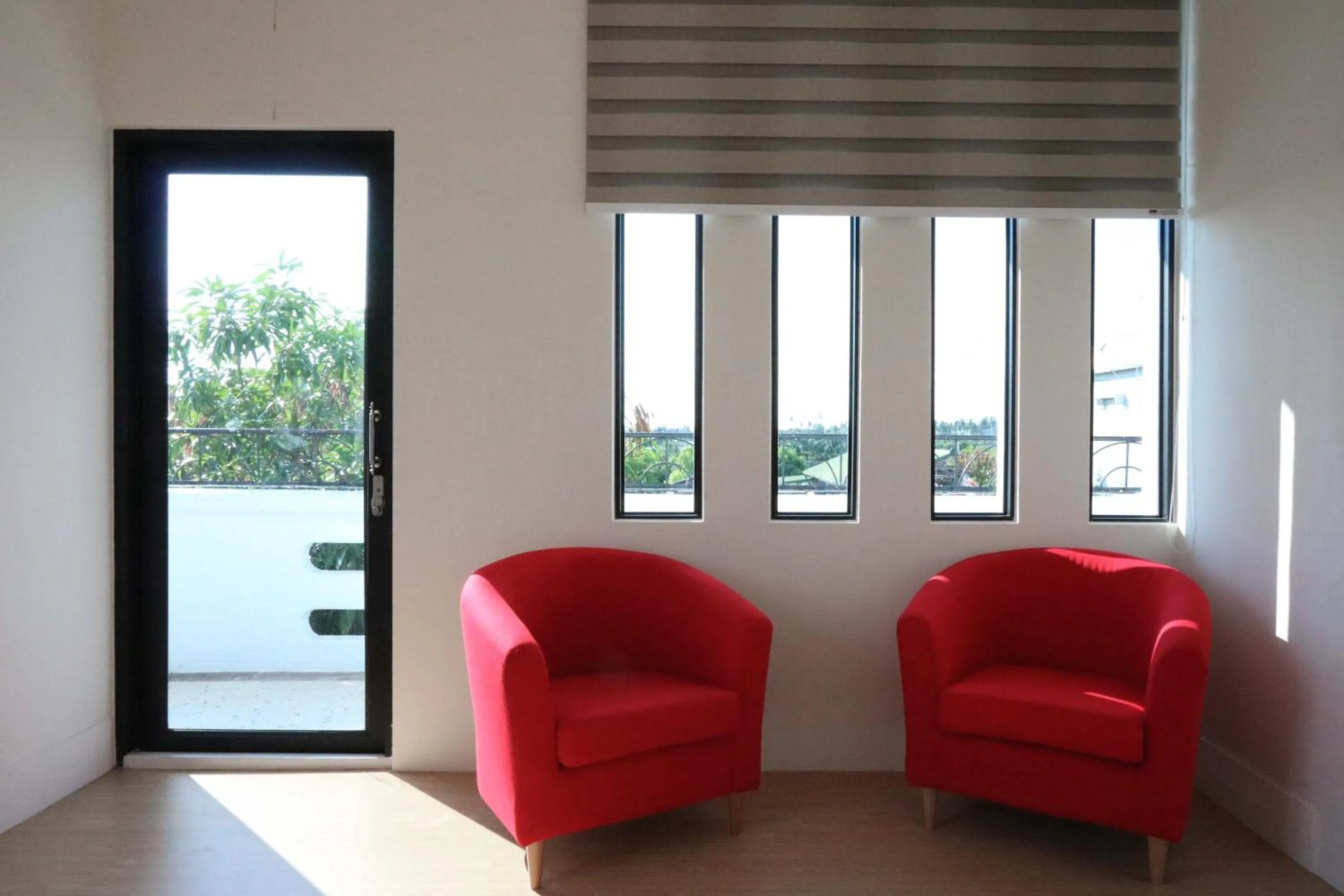Communal lounge/ TV room in Sailing Inn