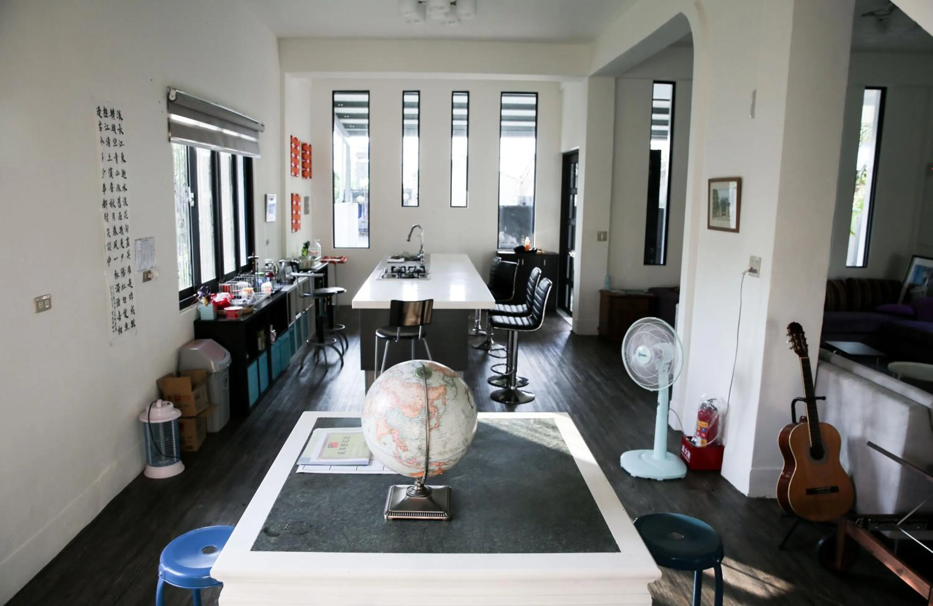 Communal lounge/ TV room in Sailing Inn
