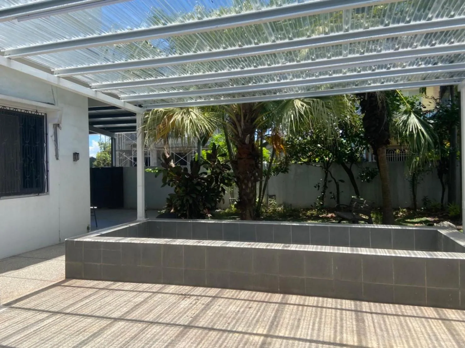 Facade/entrance in Sailing Inn