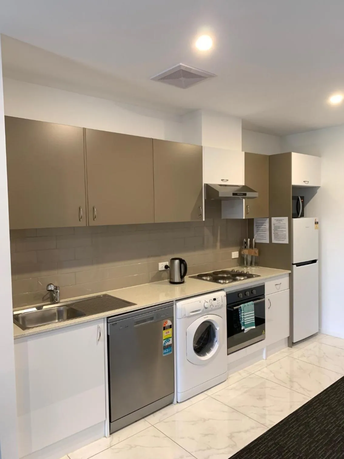 Kitchen or kitchenette in The Palms Apartments