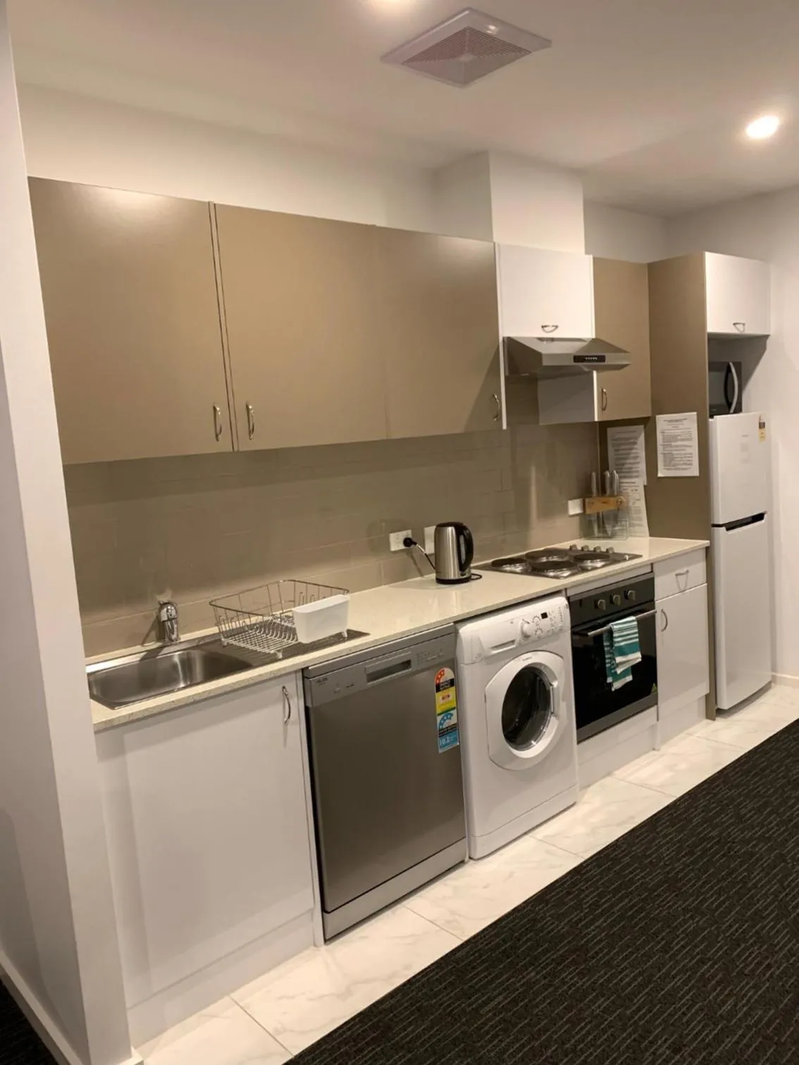 Kitchen or kitchenette in The Palms Apartments