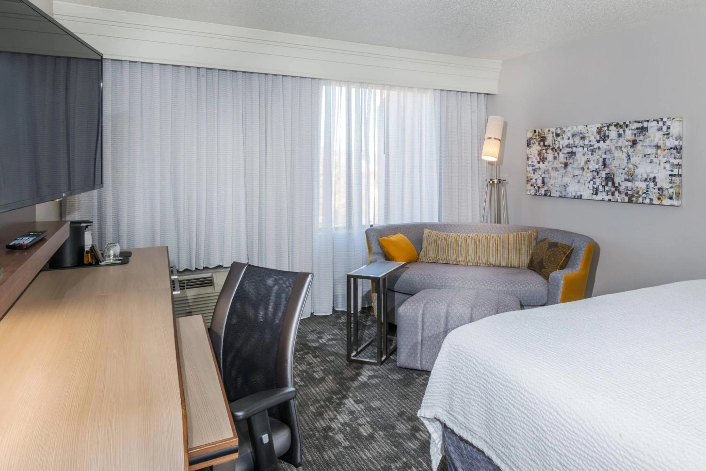 Photo of the whole room, Bed in Courtyard by Marriott Nashville at Opryland