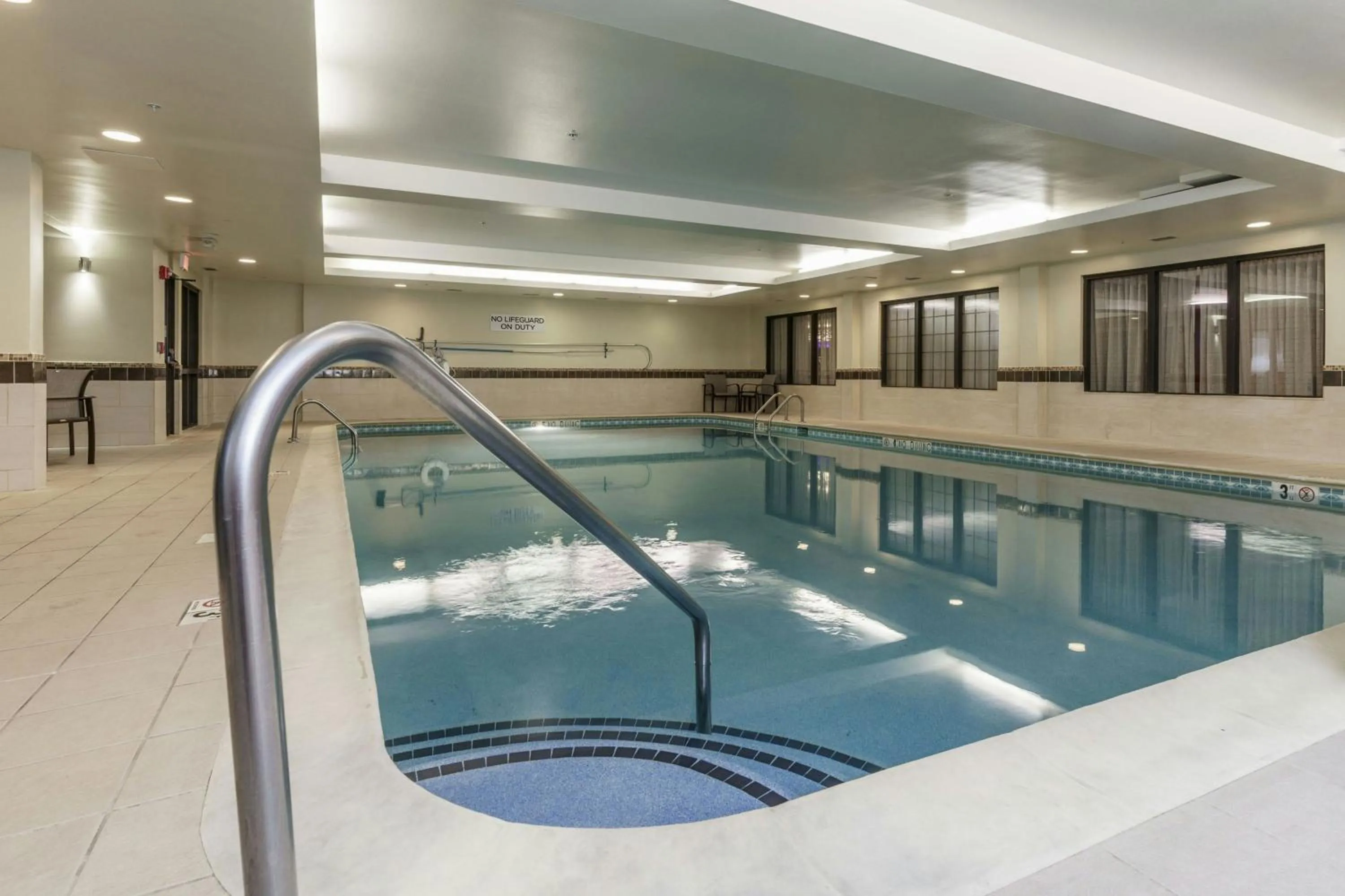 Swimming pool in Courtyard by Marriott Nashville at Opryland
