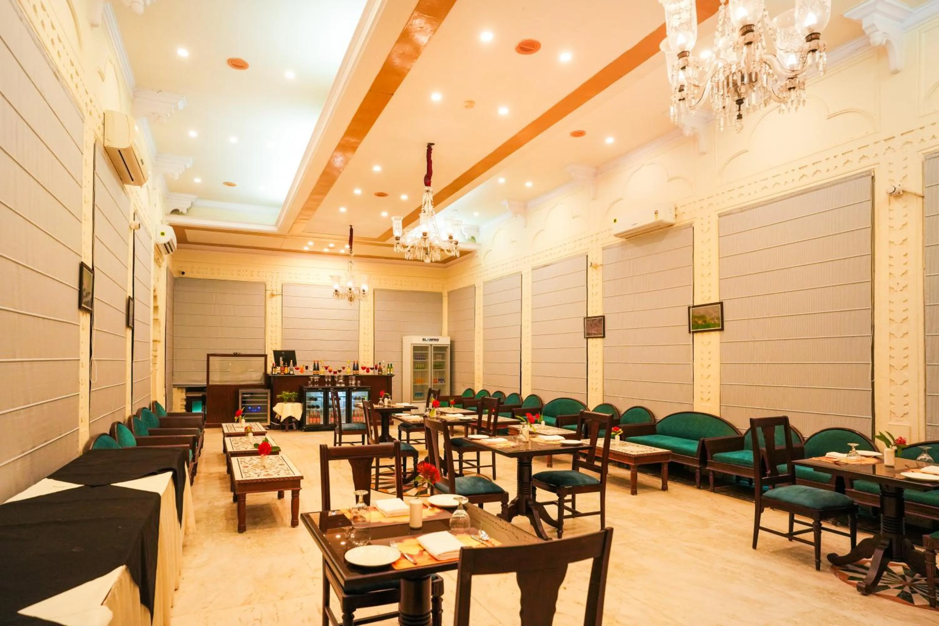 Restaurant/places to eat in Club Mahindra Bharatpur