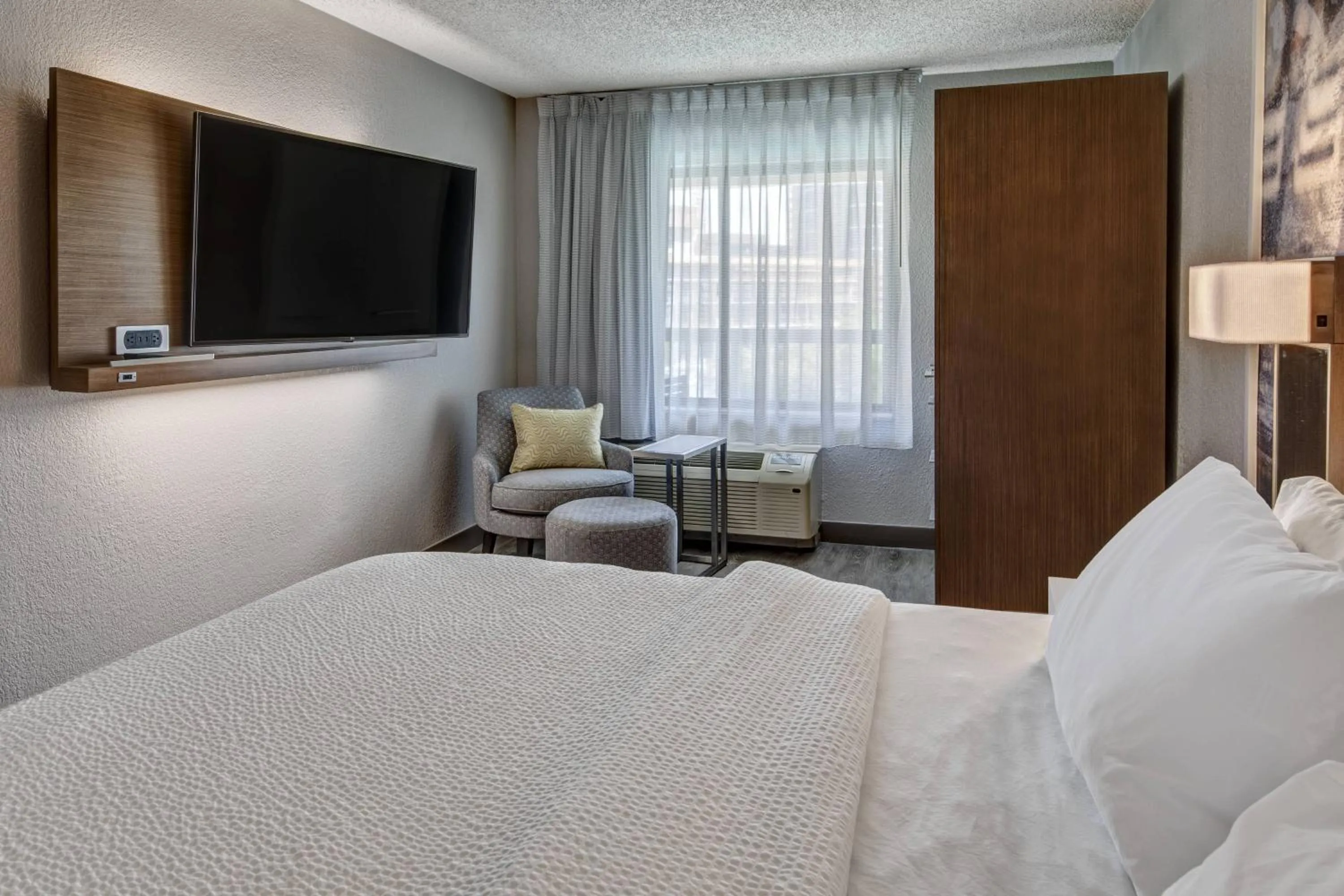 Bedroom, Bed in Courtyard by Marriott Nashville Vanderbilt West End