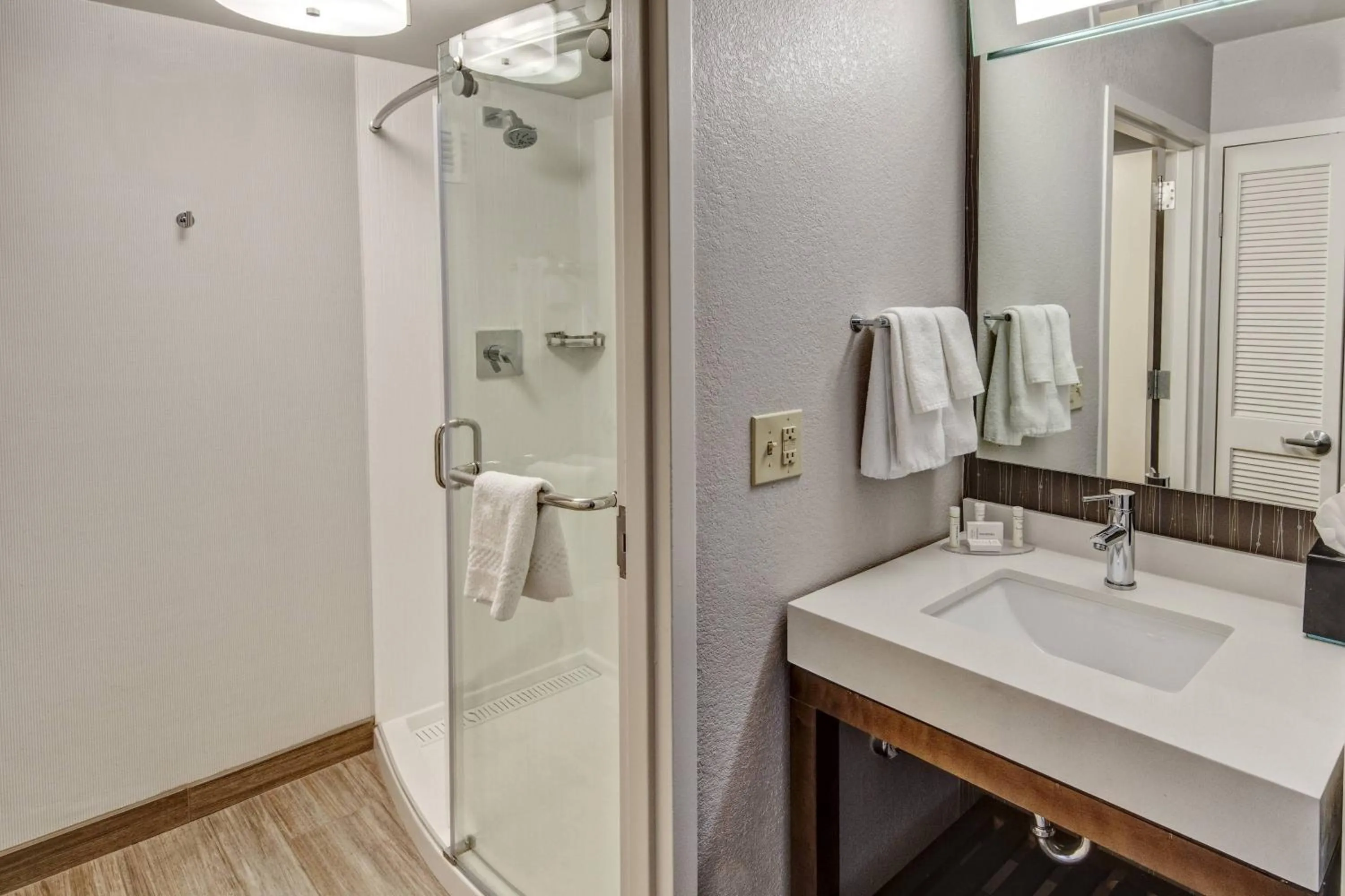 Bathroom in Courtyard by Marriott Nashville Vanderbilt West End