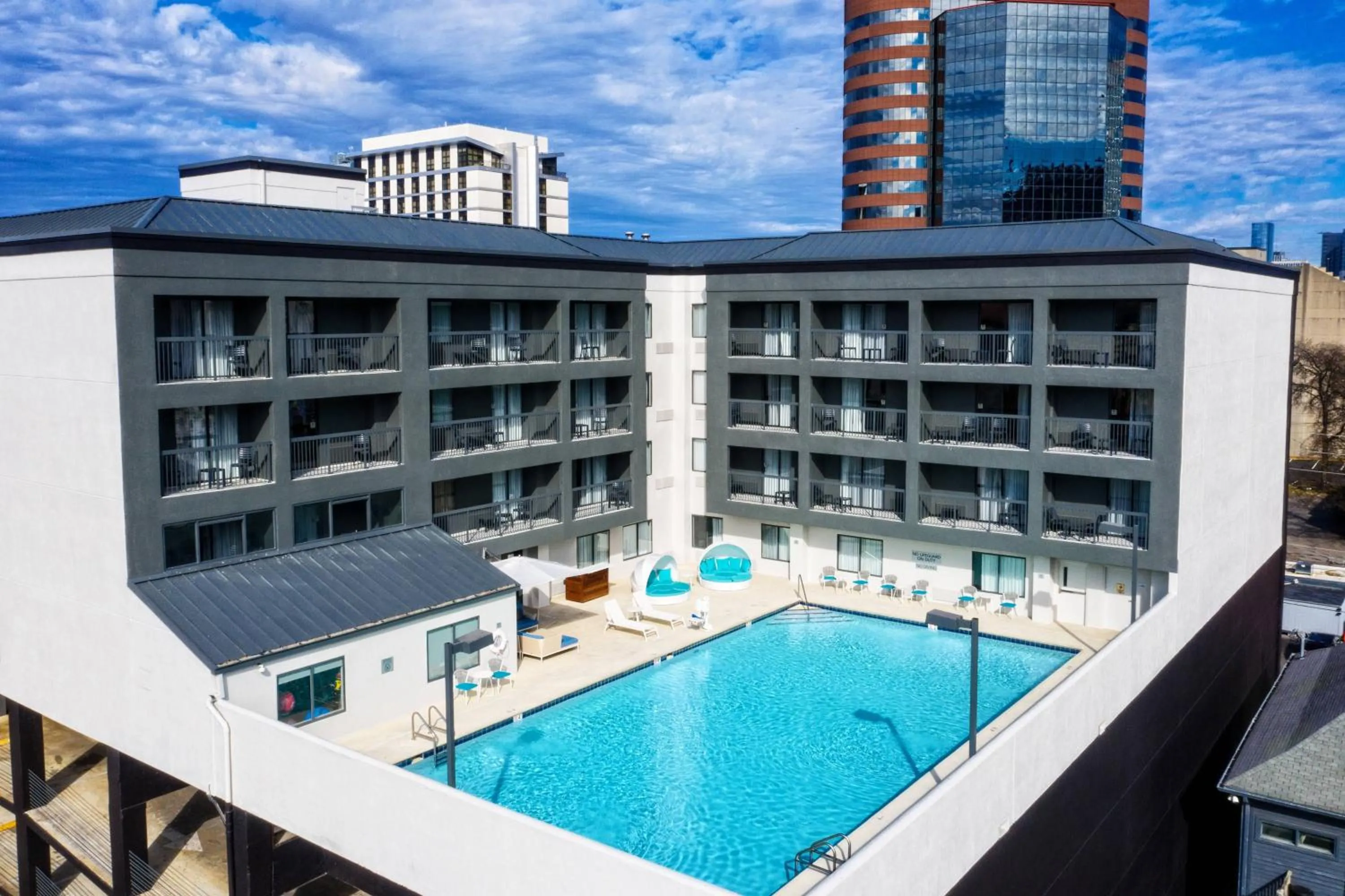 Swimming pool in Courtyard by Marriott Nashville Vanderbilt West End