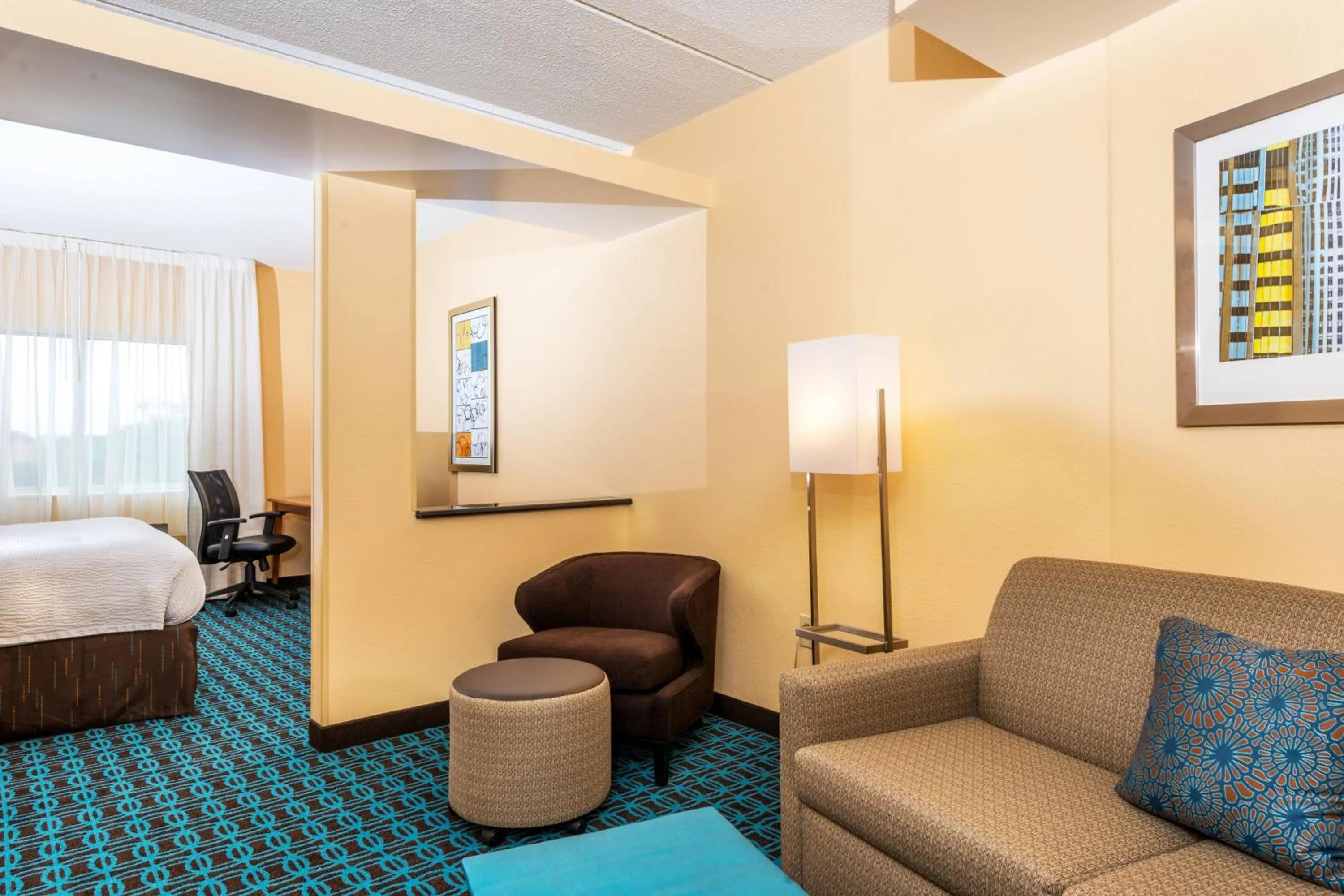 Living room, Bed in Fairfield Inn & Suites by Marriott Nashville at Opryland