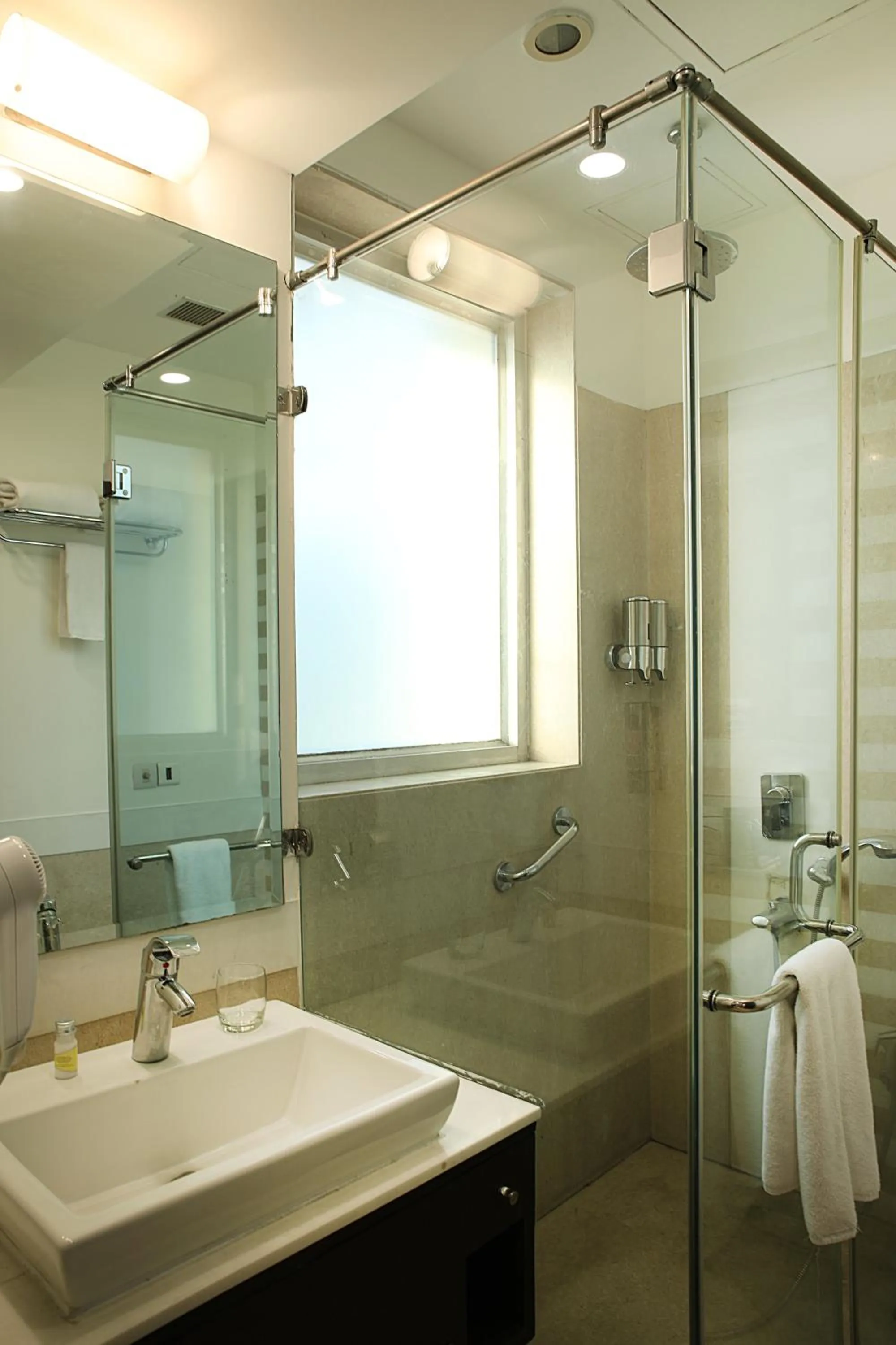 Shower in Inde Hotel Huda City Centre Vista Woods, Gurgaon