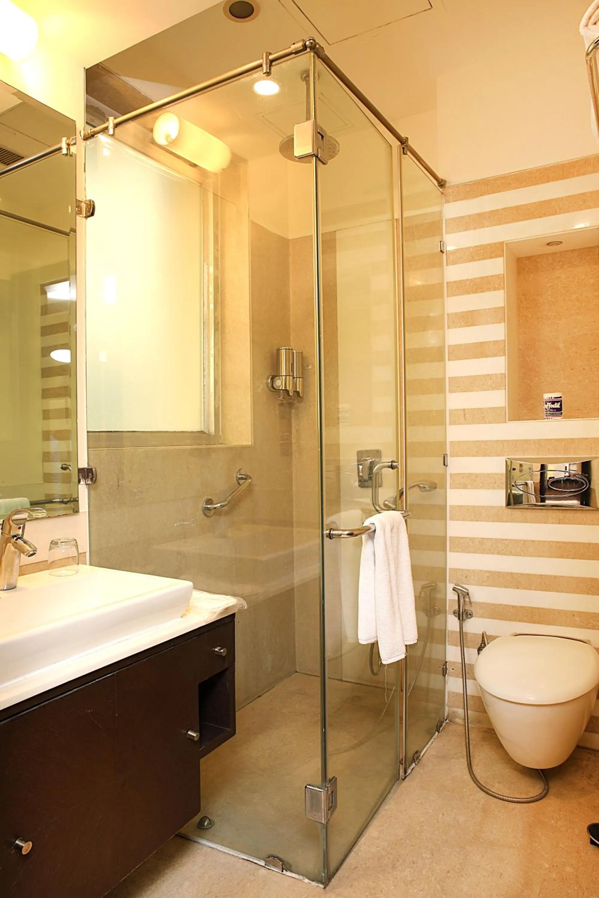 Bathroom in Inde Hotel Huda City Centre Vista Woods, Gurgaon