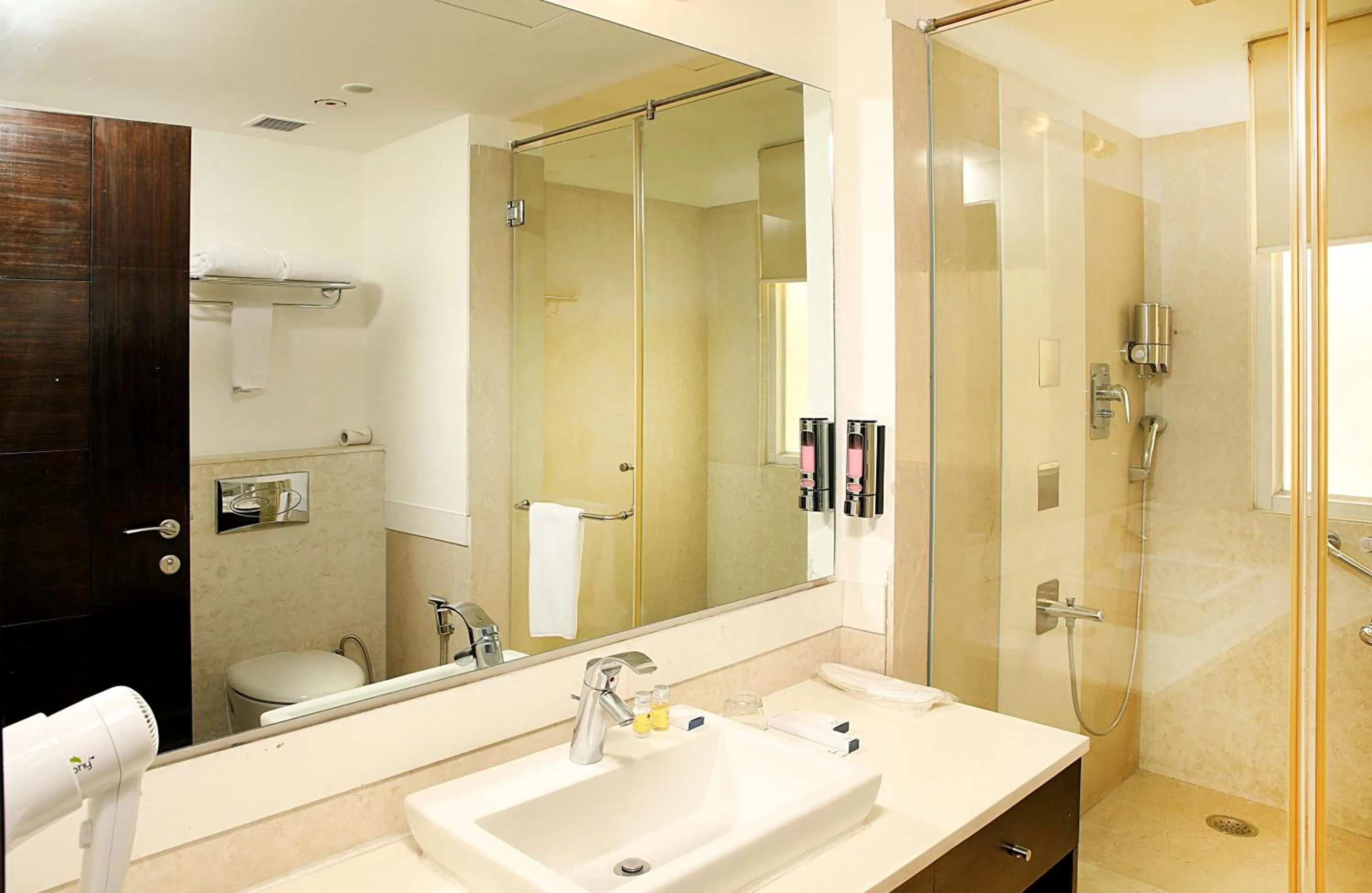 Bathroom in Inde Hotel Huda City Centre Vista Woods, Gurgaon