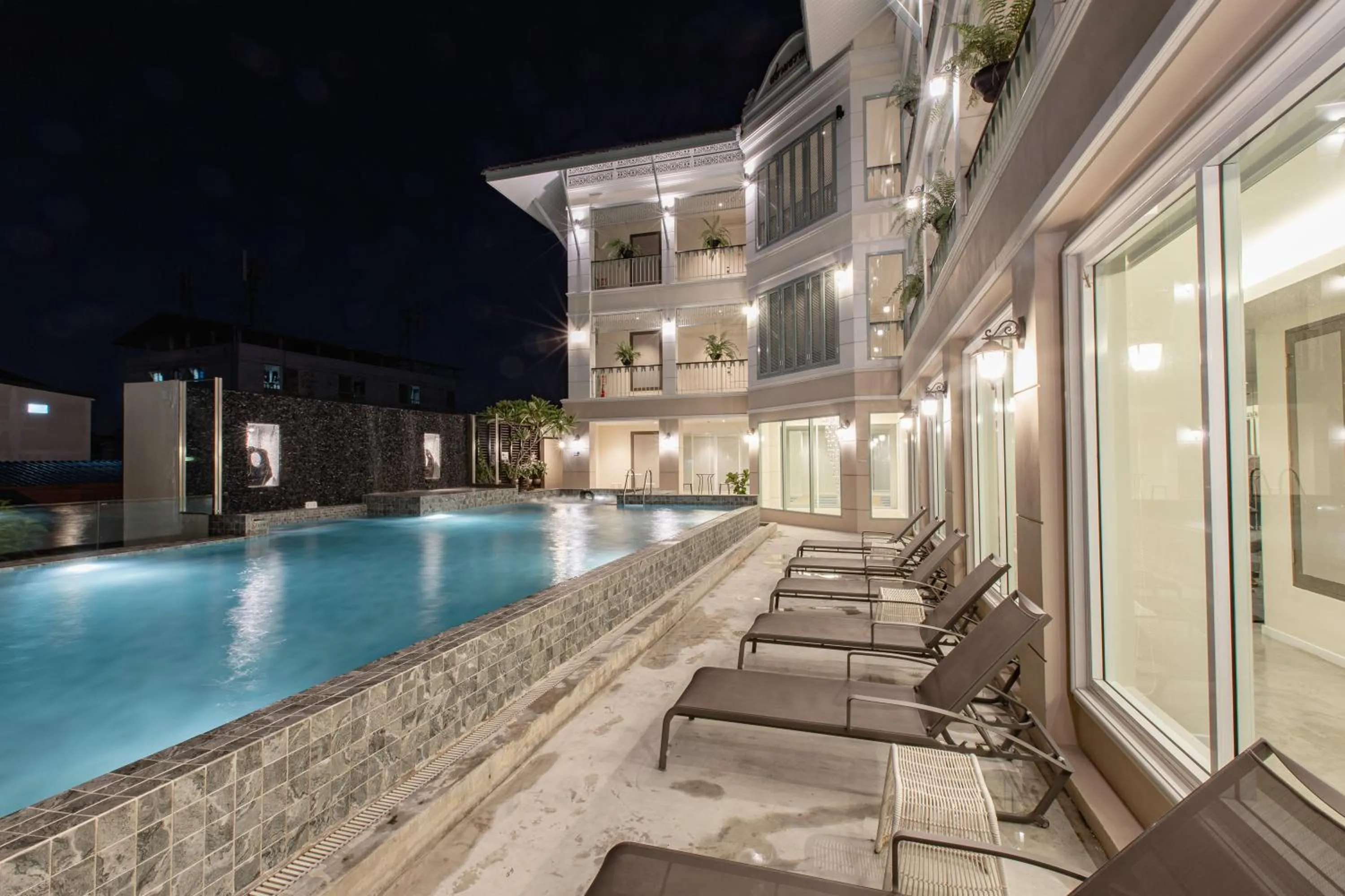 Property building in Siam Tharadol