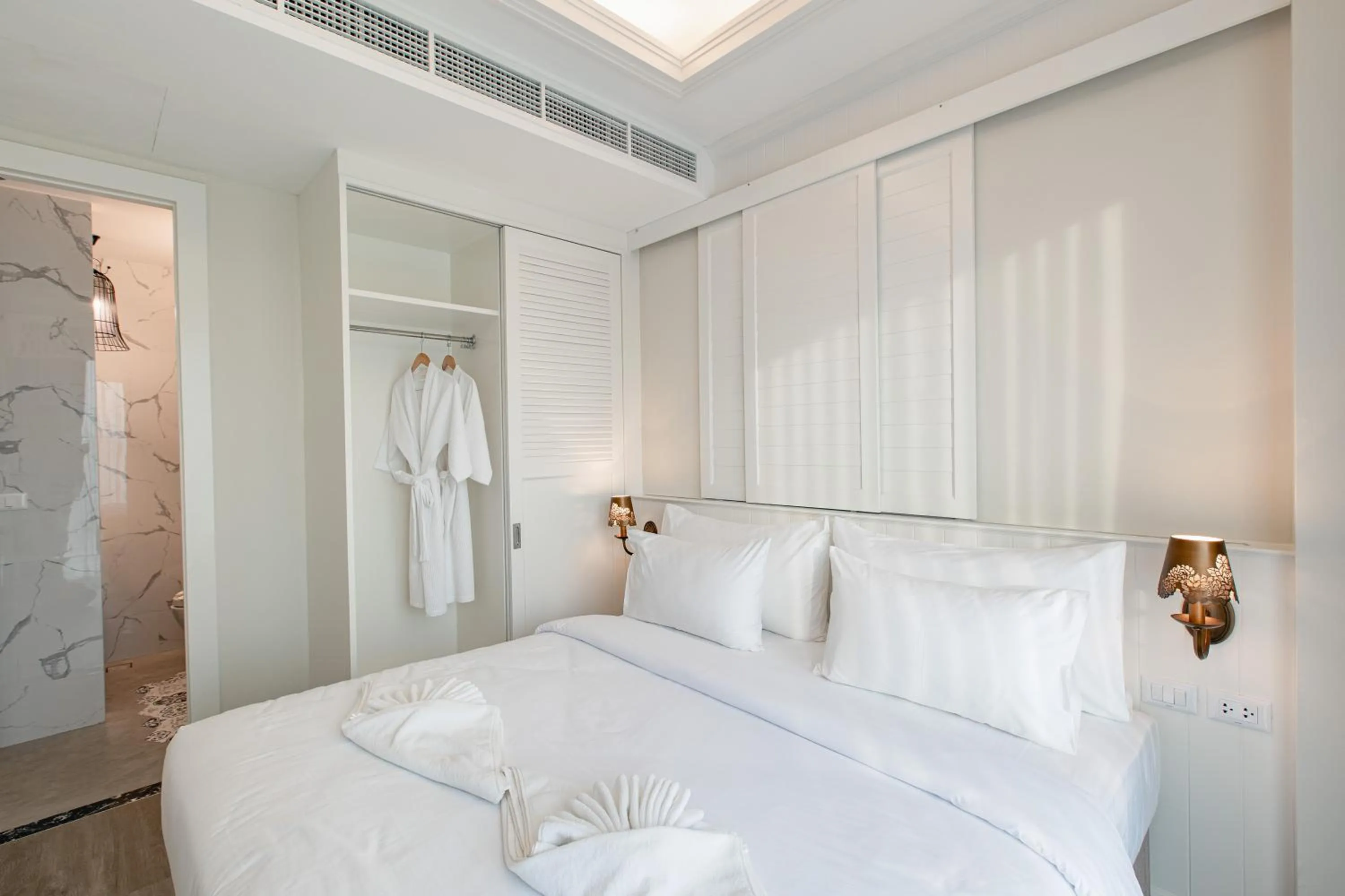 Photo of the whole room, Bed in Siam Tharadol