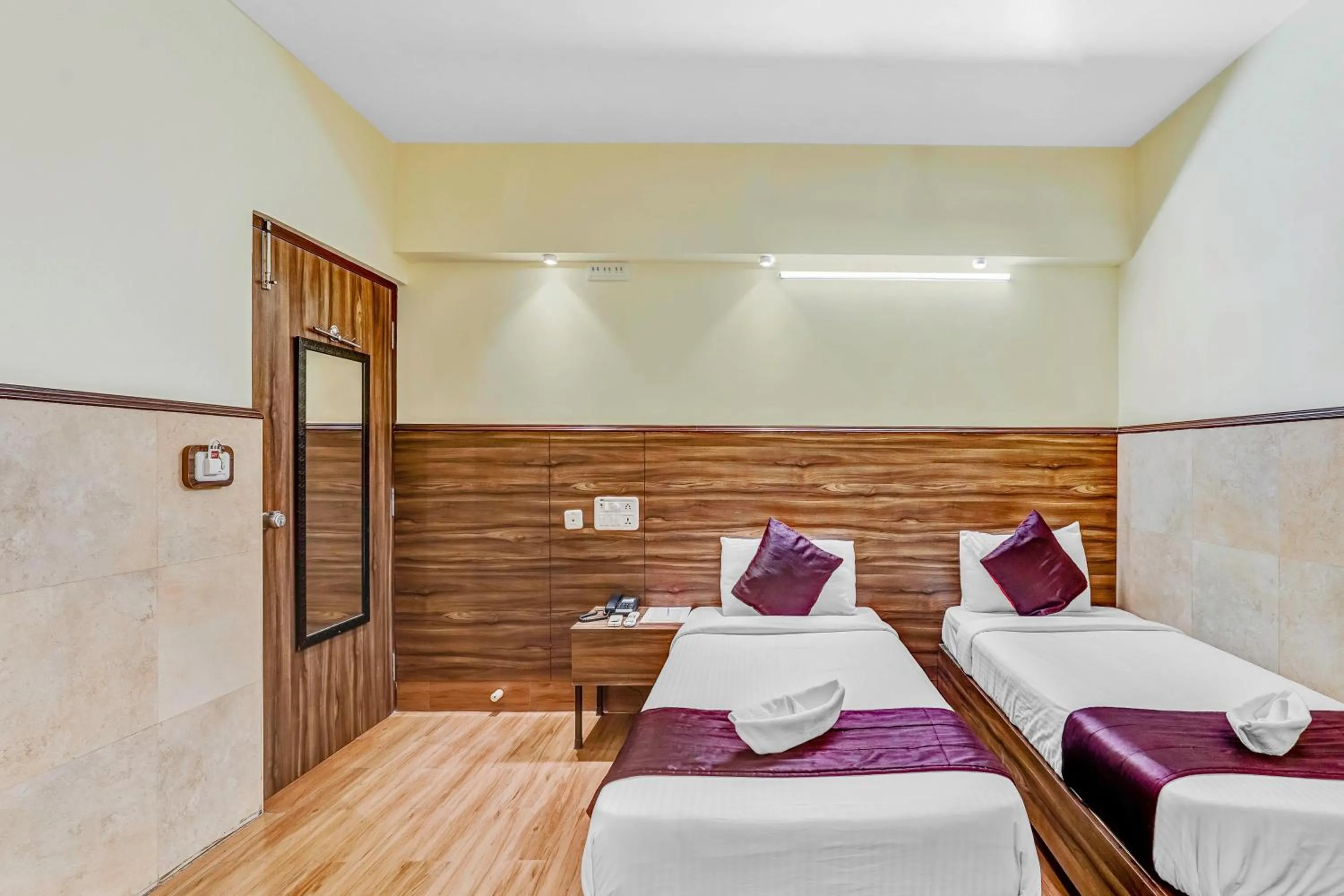 Restaurant/places to eat, Bed in Season 4 Residences - Nungambakkam Near US consulate, Apollo Hospital, Shankar Nethralaya