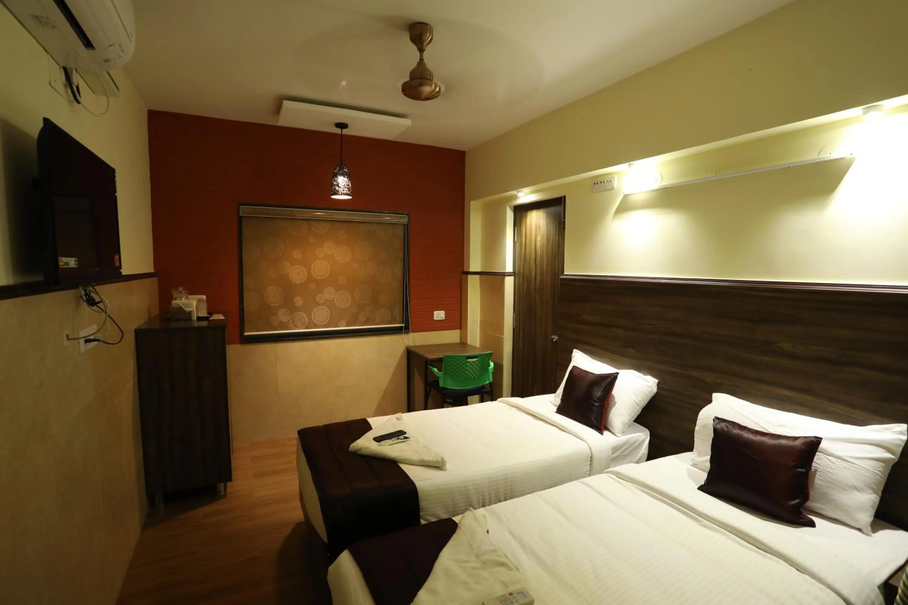 Photo of the whole room, Bed in Season 4 Residences - Nungambakkam Near US consulate, Apollo Hospital, Shankar Nethralaya