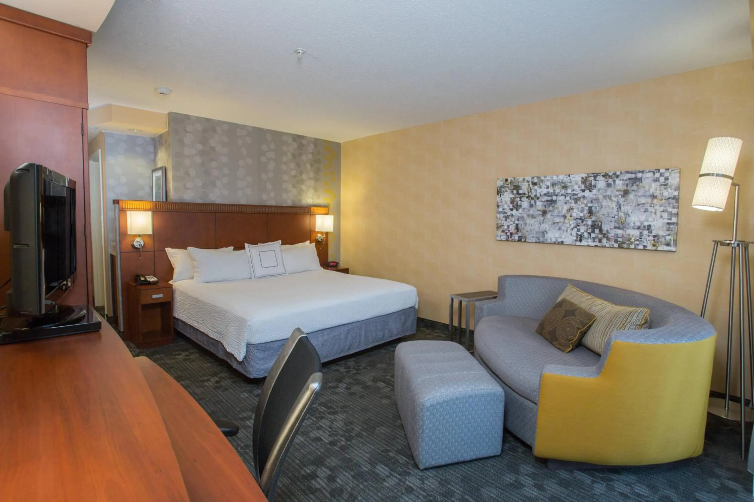 Photo of the whole room, Bed in Courtyard Boston Raynham