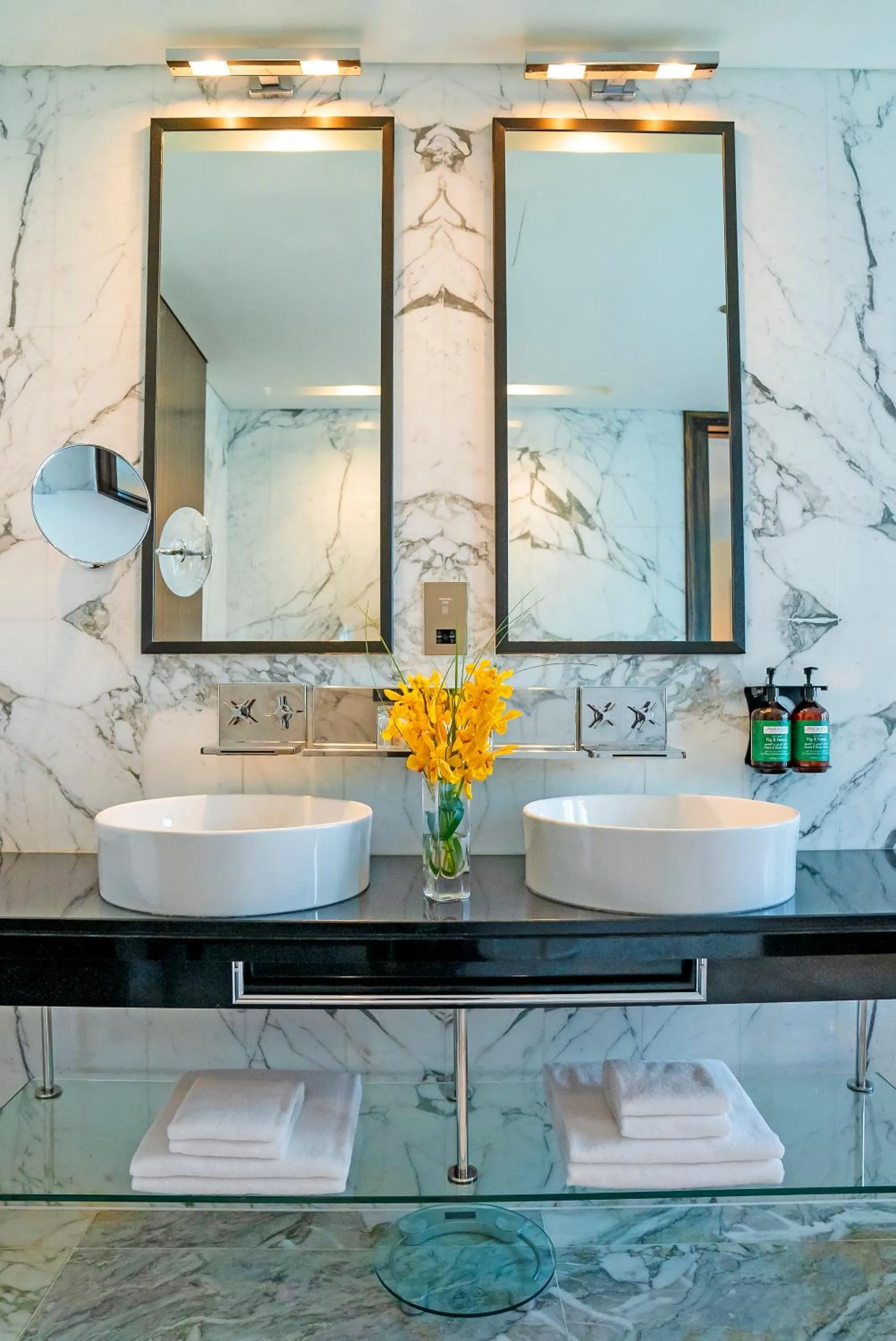 Bathroom in voco - Bonnington Dubai by IHG