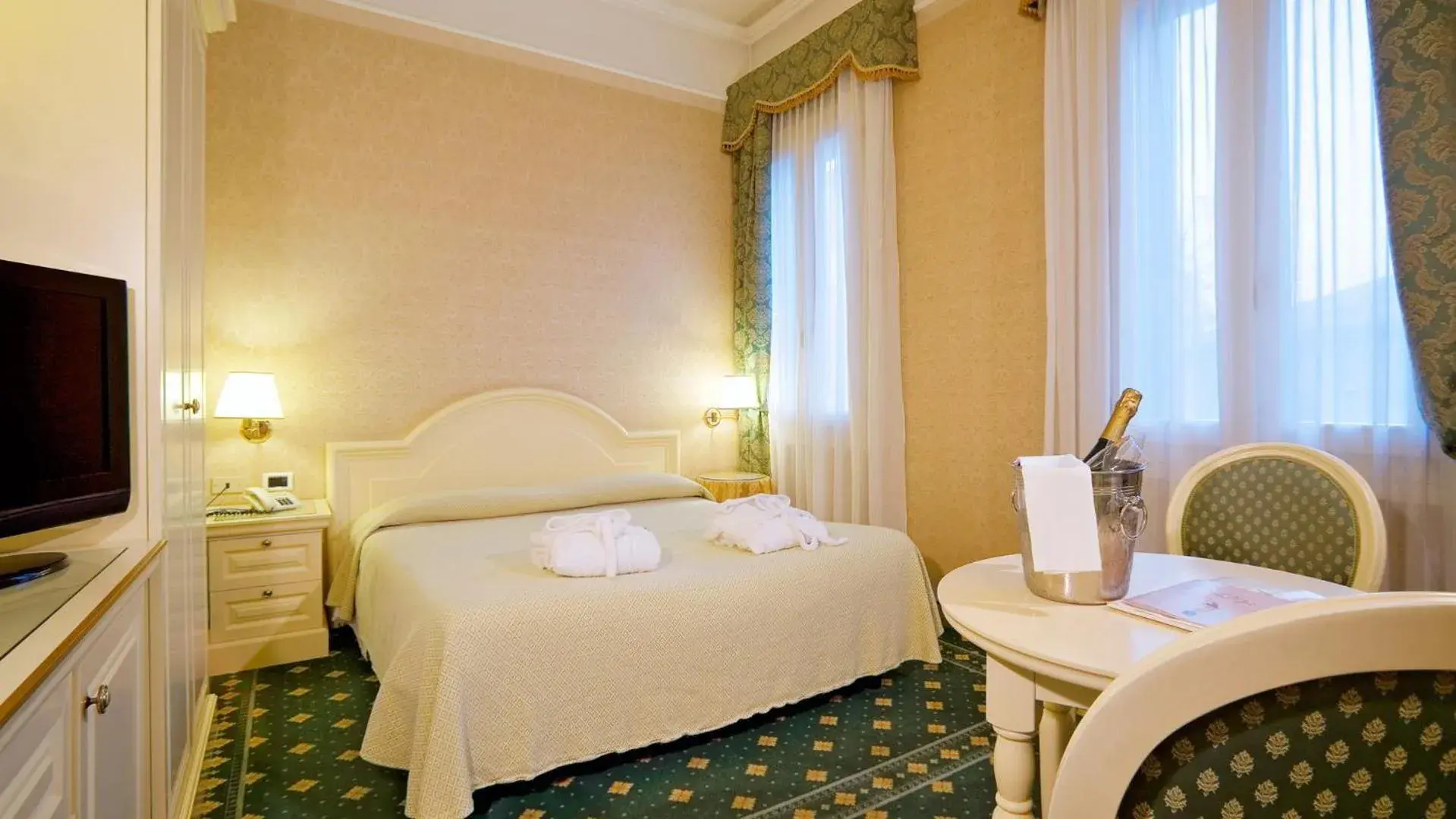 Bedroom, Bed in Hotel Terme Roma Bedroom, Bed in Hotel Terme Roma