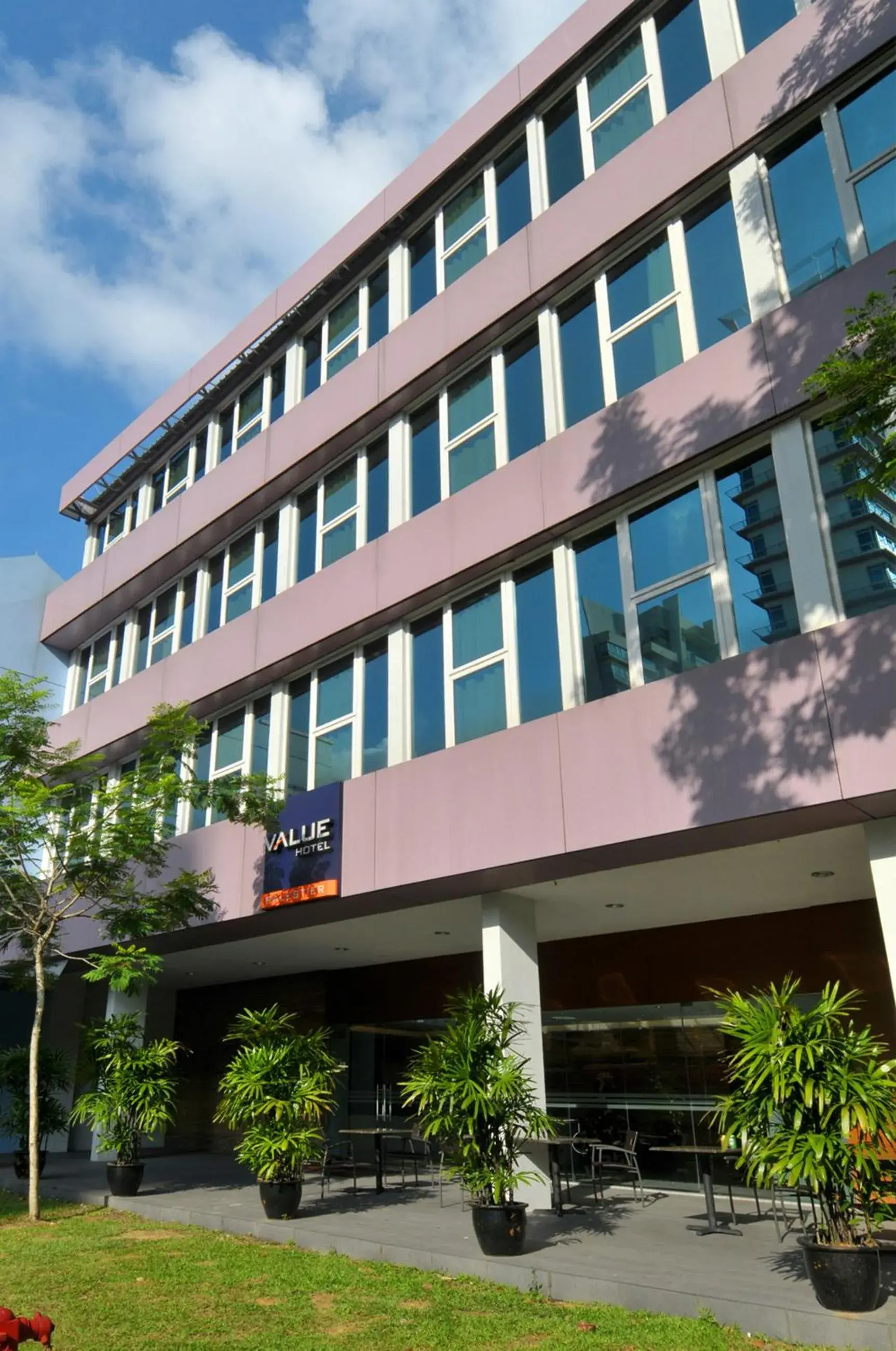 Facade/entrance in Value Hotel Balestier Facade/entrance in Value Hotel Balestier