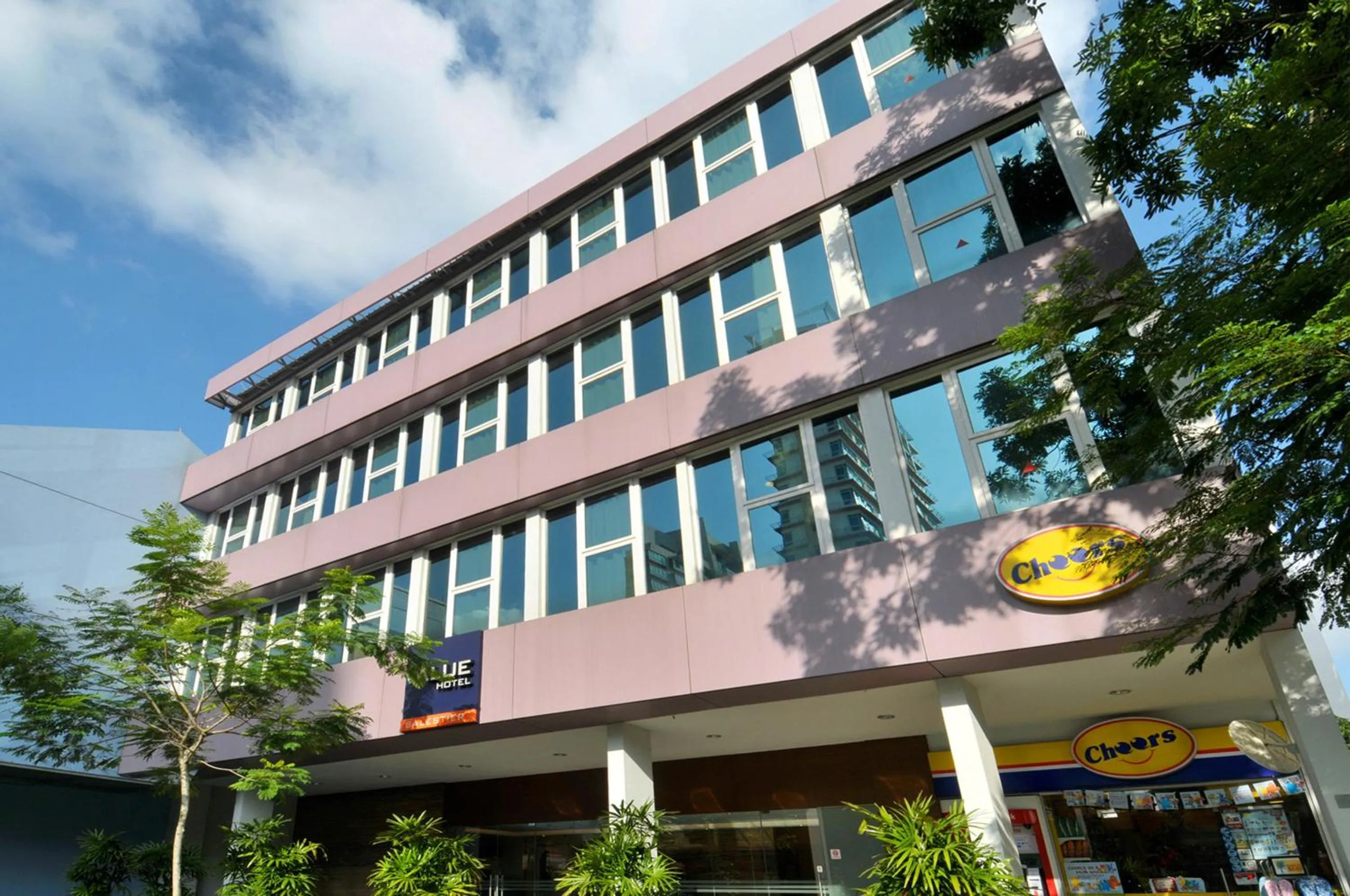 Facade/entrance in Value Hotel Balestier