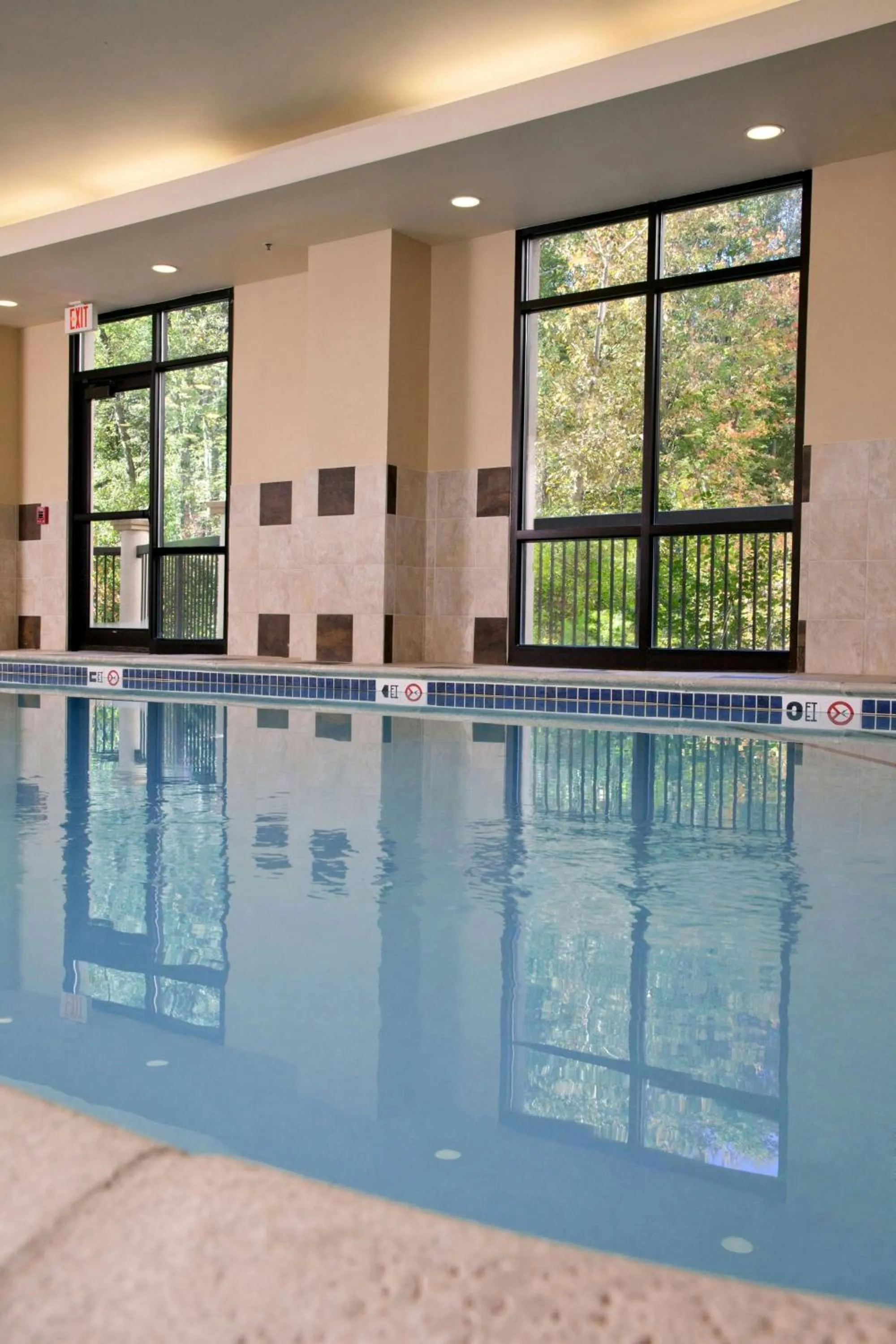 Swimming pool in Courtyard Boston Woburn/Boston North