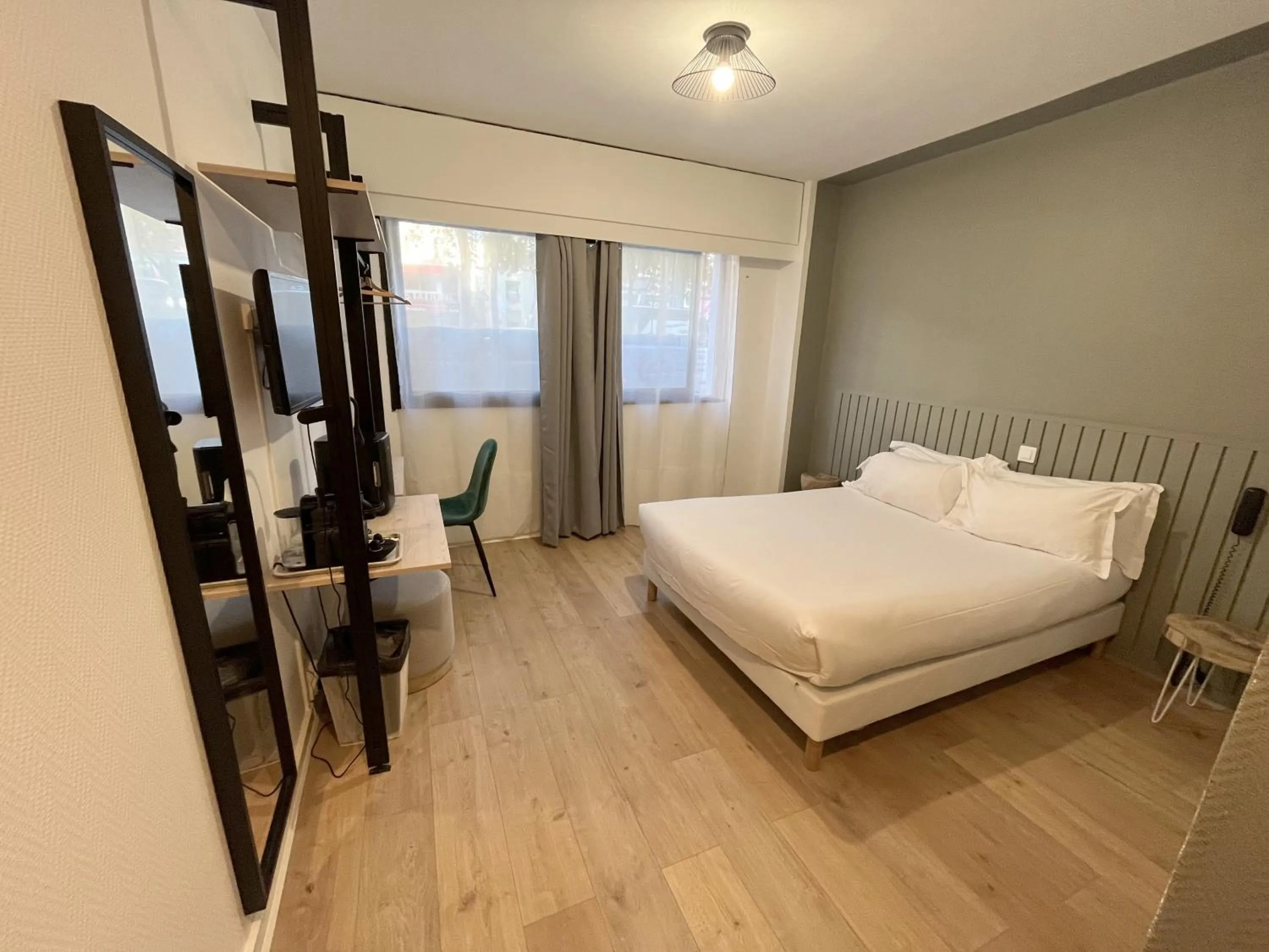 TV and multimedia, Bed in Hôtel Beauquartier Montmartre