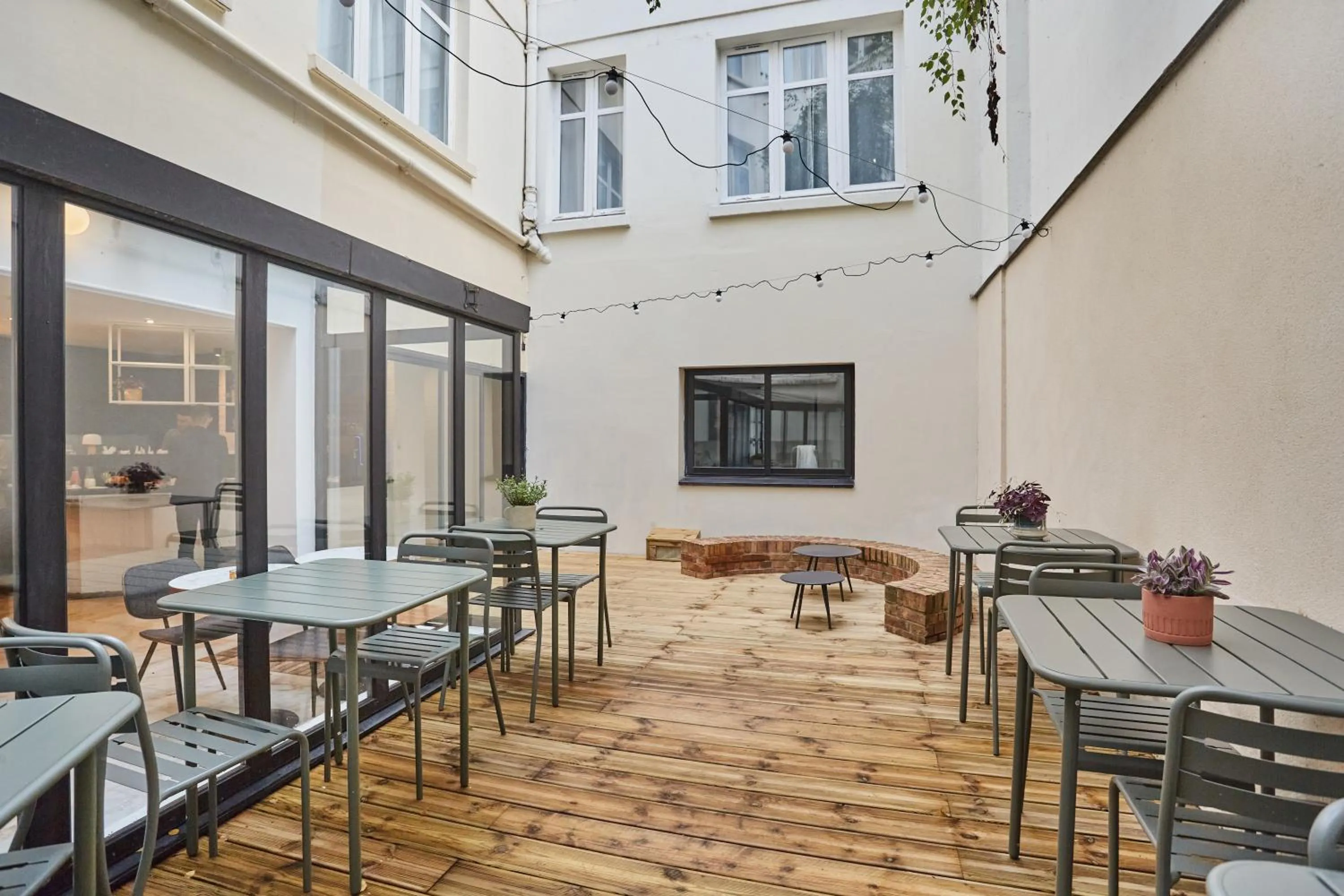 Patio in Hôtel Beauquartier Montmartre