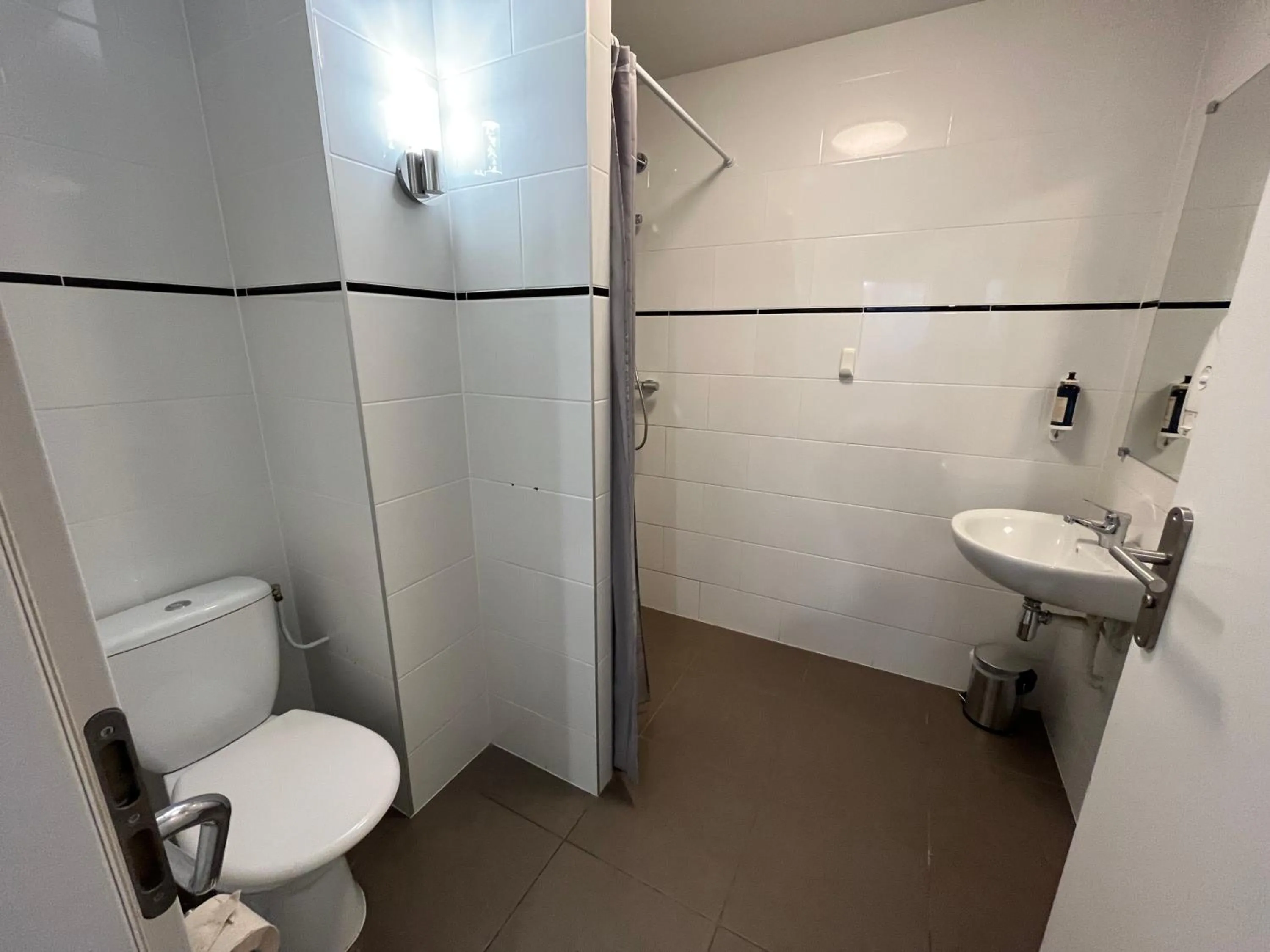 Shower in Hôtel Beauquartier Montmartre