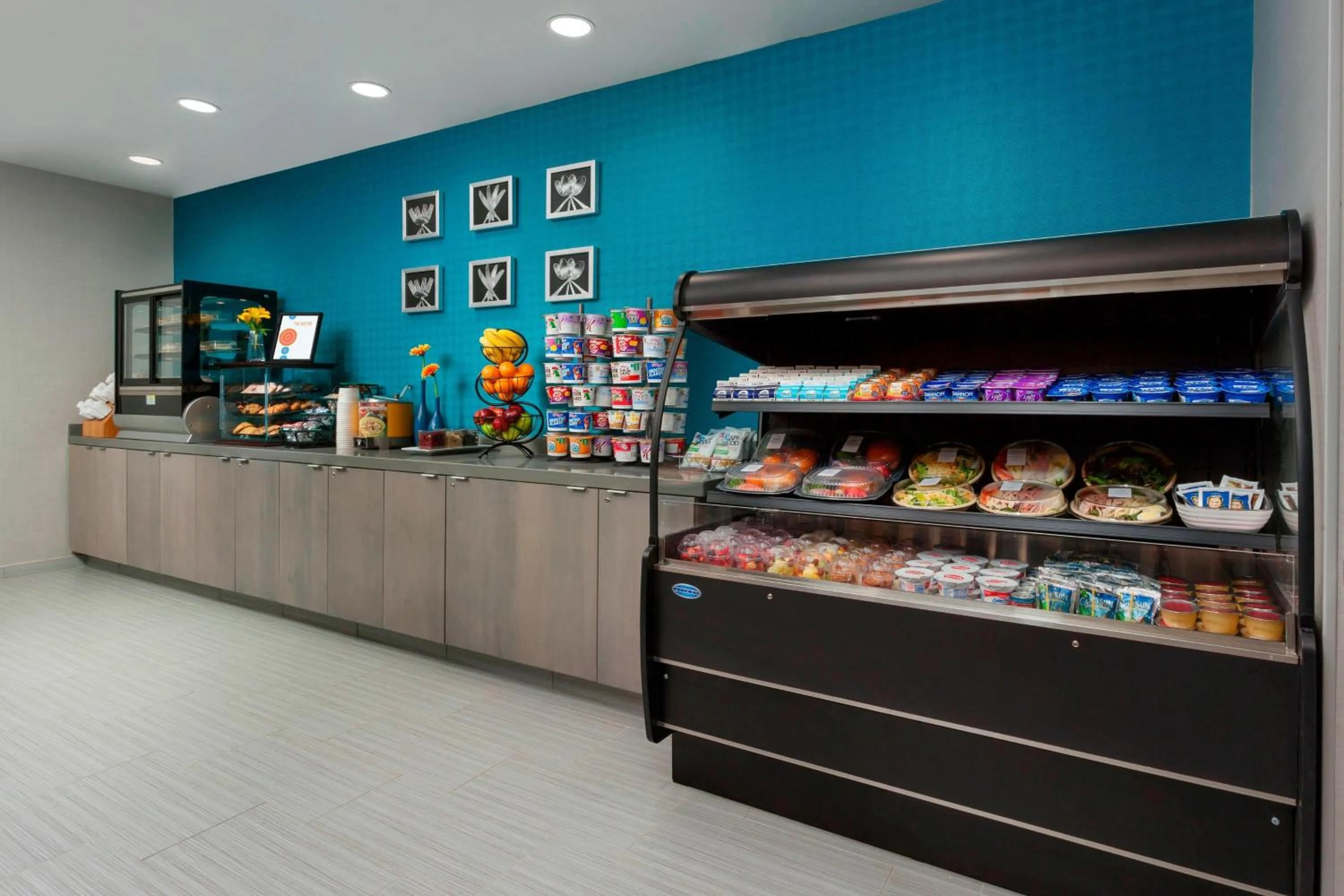 Breakfast in Courtyard by Marriott Boston Cambridge