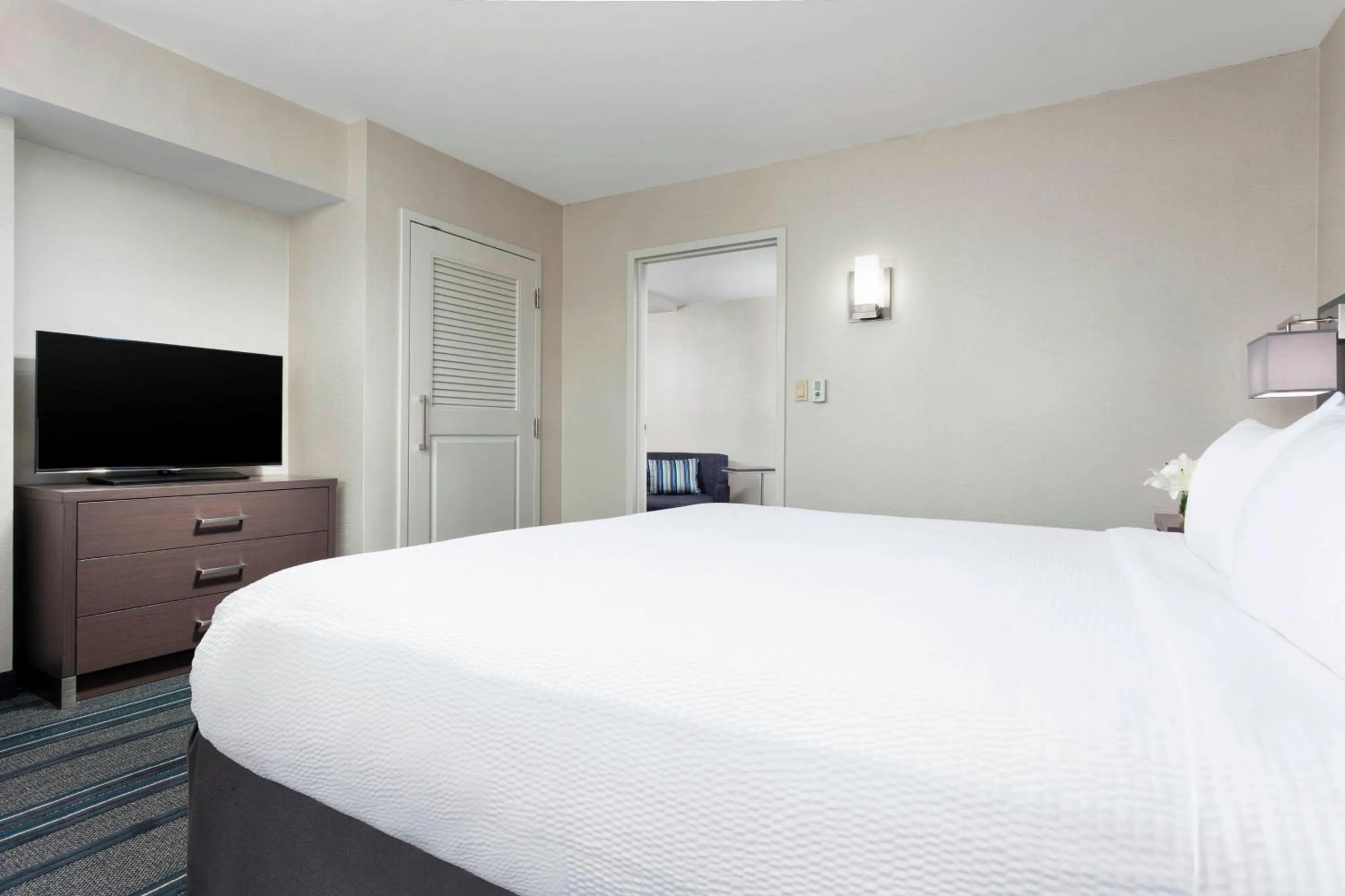 Photo of the whole room, Bed in Courtyard by Marriott Boston Cambridge