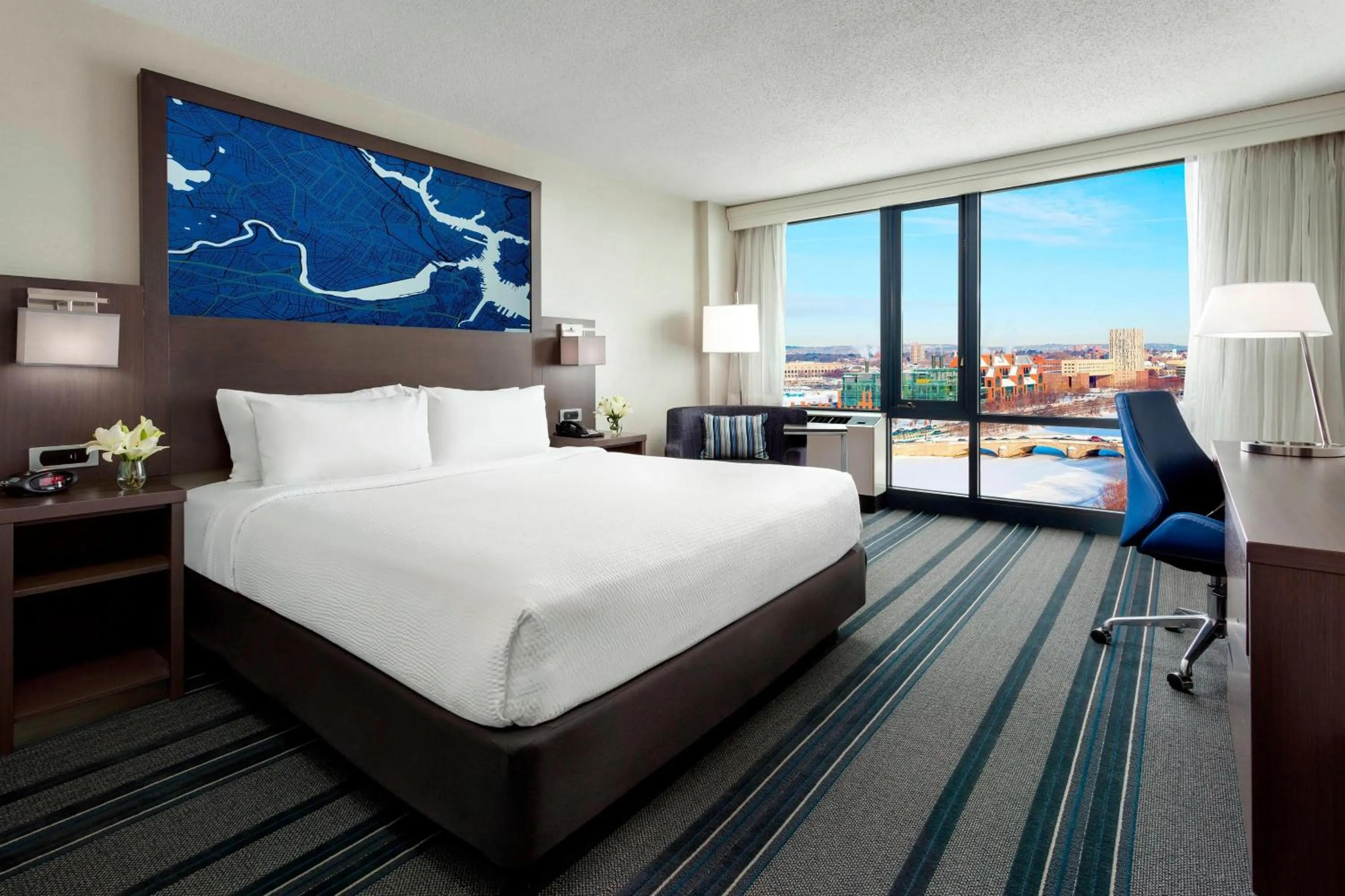 Photo of the whole room, Bed in Courtyard by Marriott Boston Cambridge