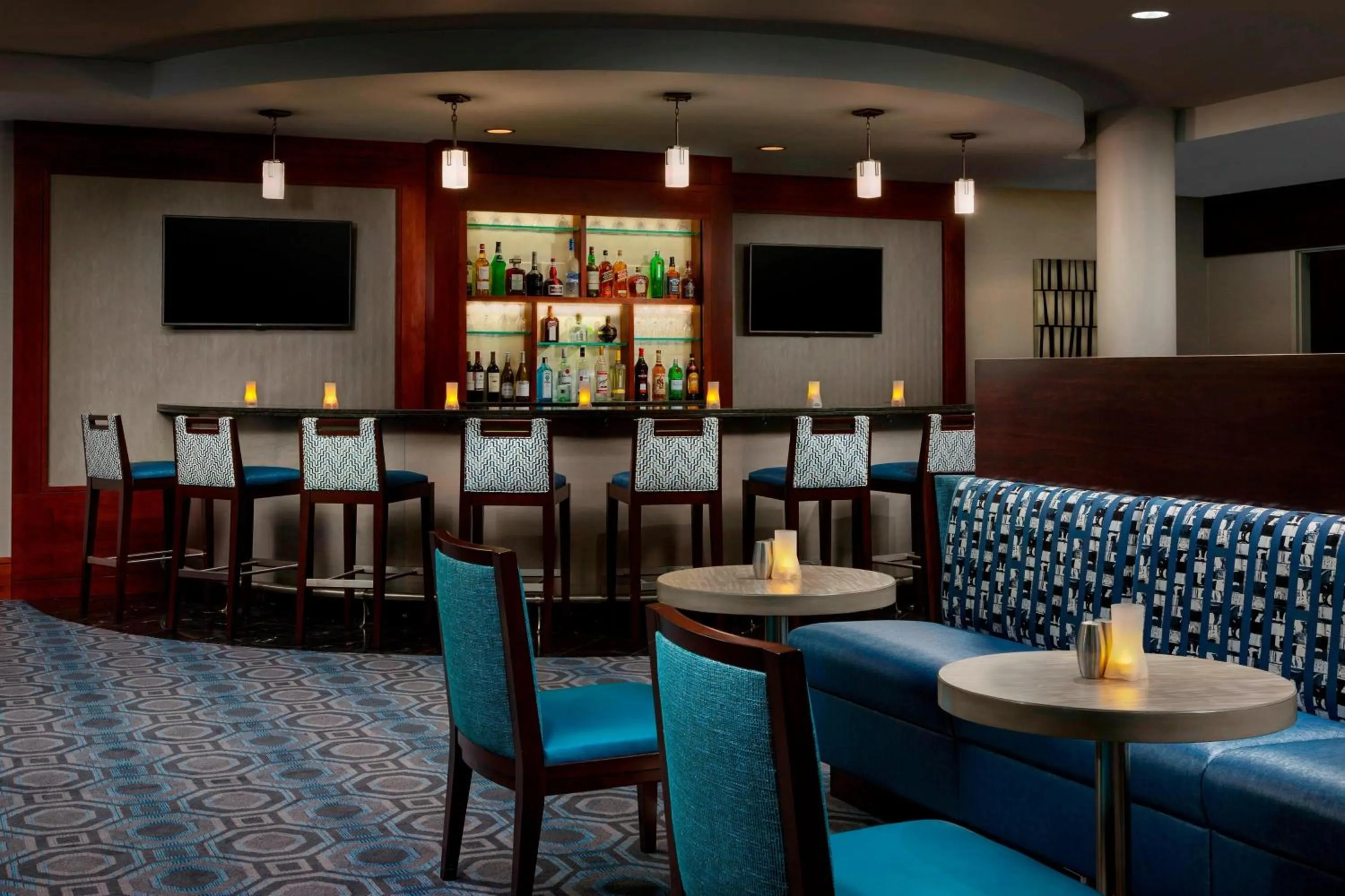 Lounge or bar in Courtyard by Marriott Boston Cambridge