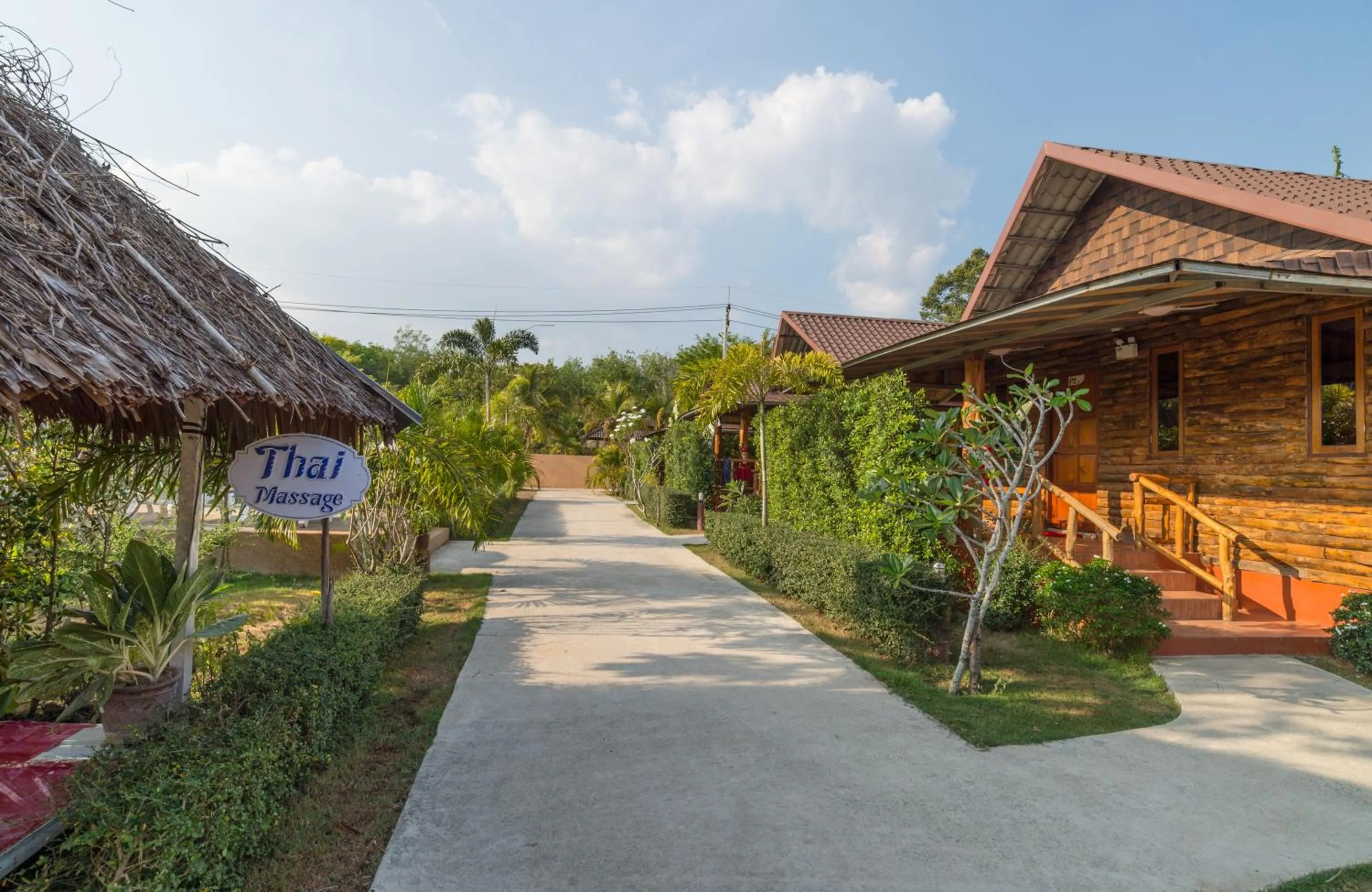 Day in Pinthong Aonang Villa