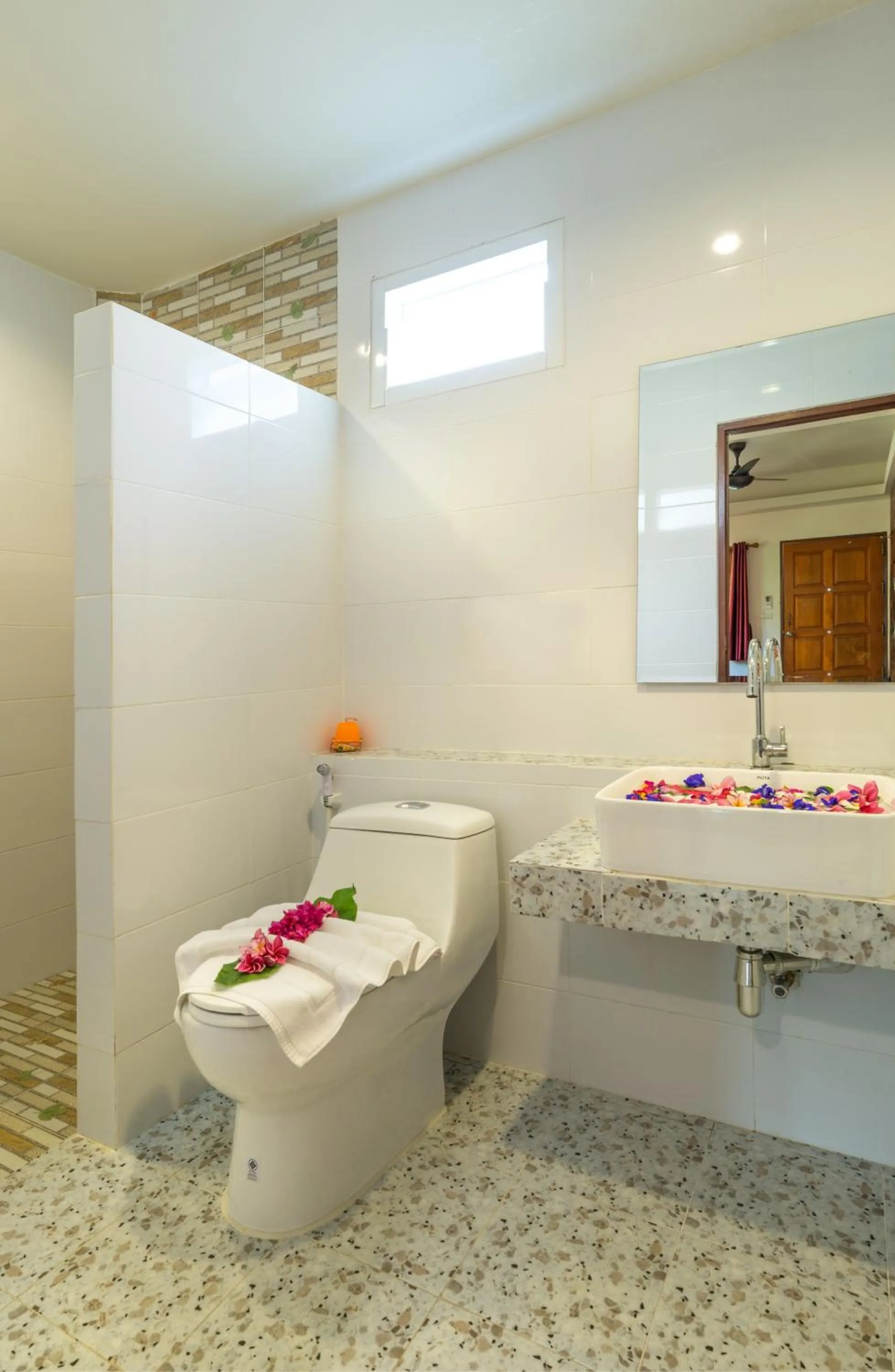 Toilet in Pinthong Aonang Villa