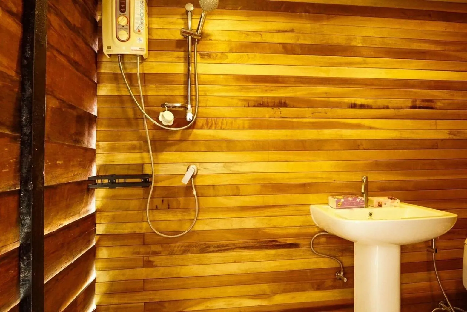 Shower in Pinthong Aonang Villa