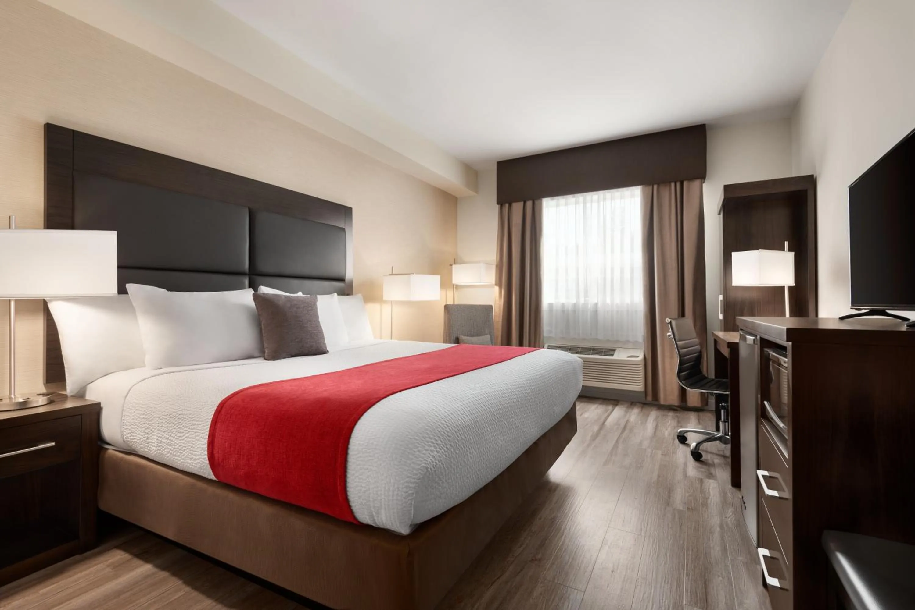 Bedroom, Bed in Days Inn by Wyndham 100 Mile House